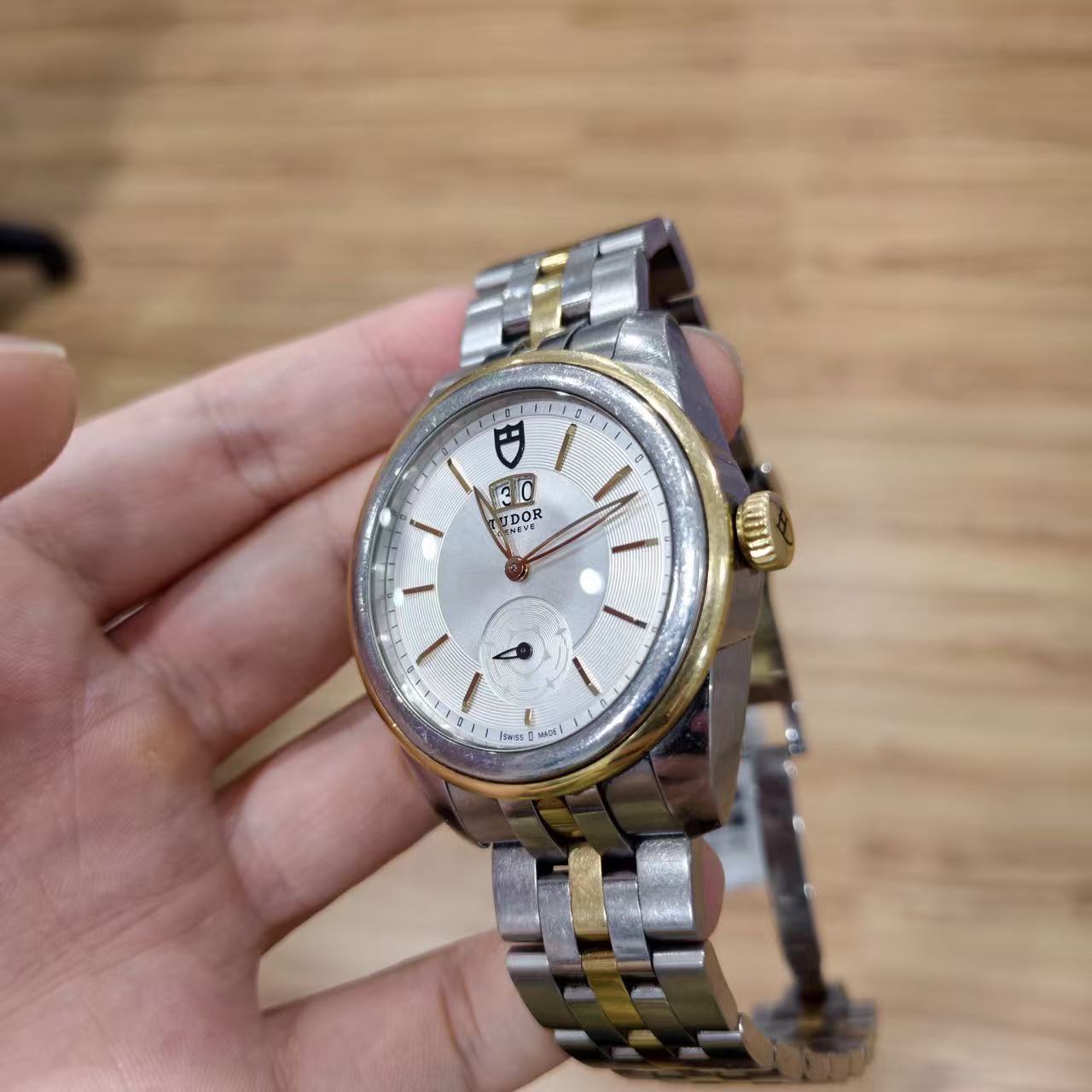 Tudor 57003 detail 2