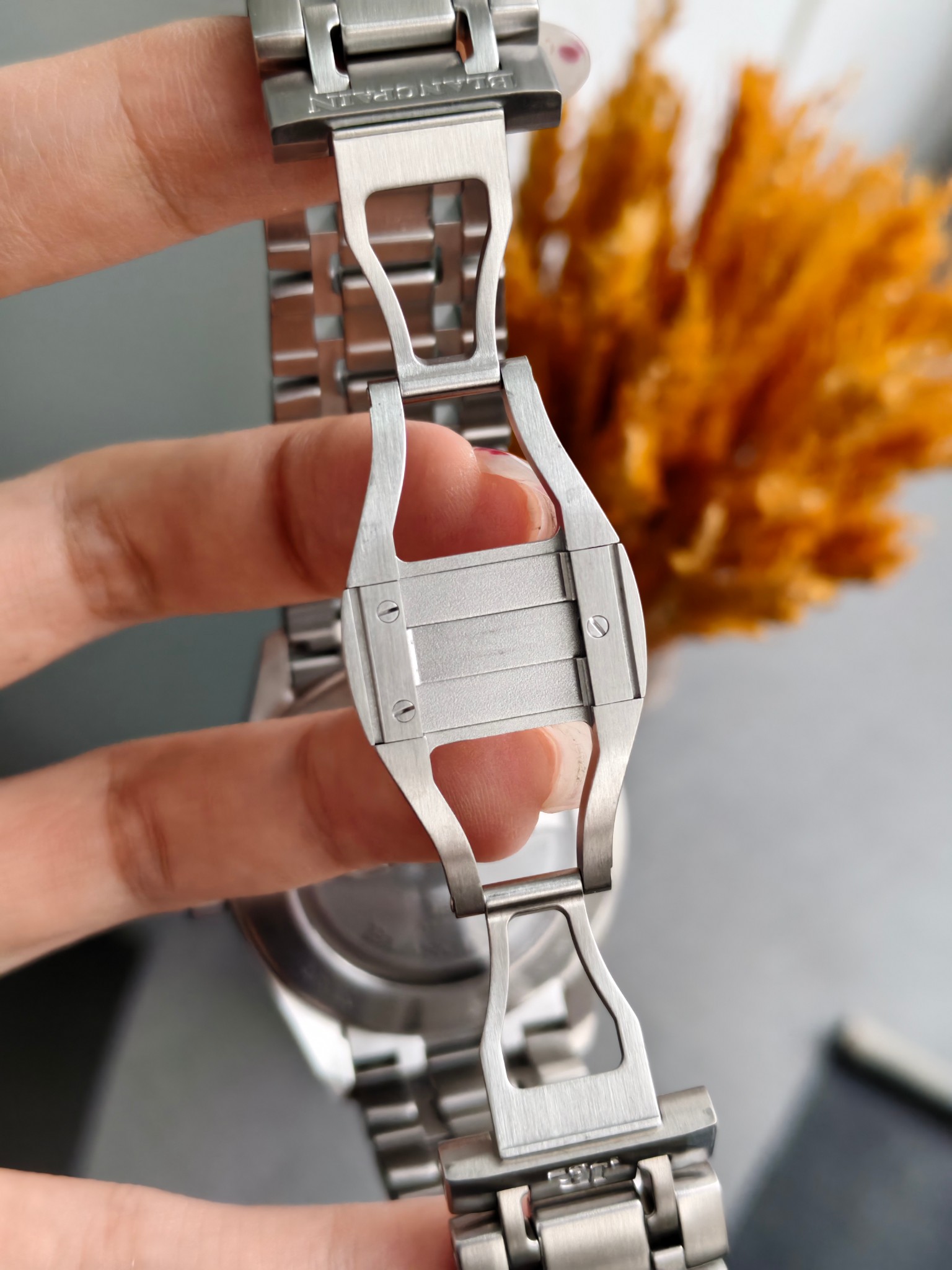 Blancpain 5000-1110-70B detail 5
