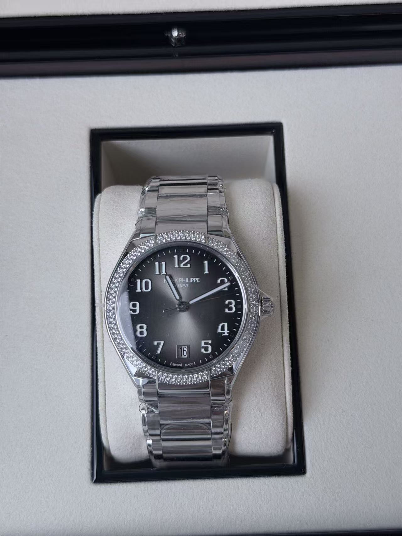 Patek Philippe 7300 / 1200A-010