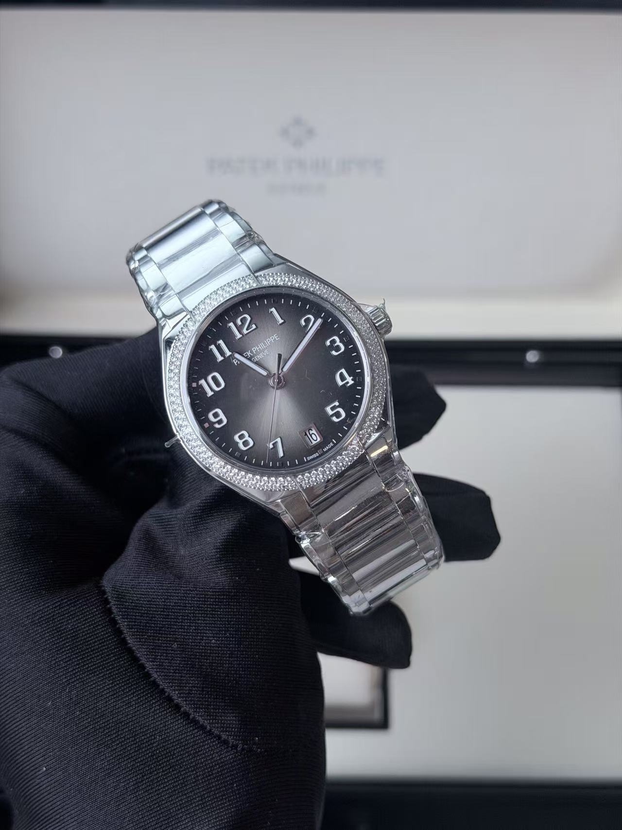 Patek Philippe 7300 / 1200A-010 detail 1