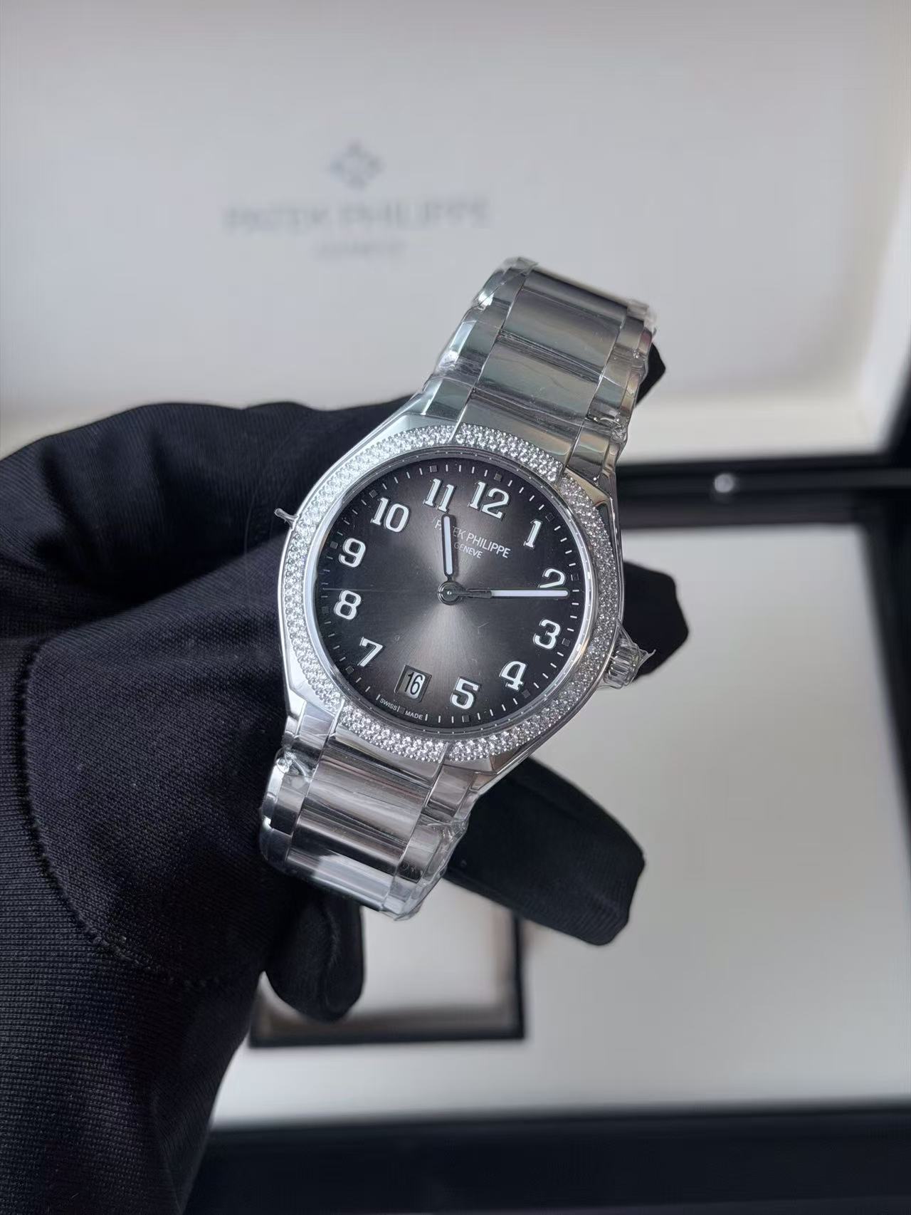 Patek Philippe 7300 / 1200A-010 detail 2