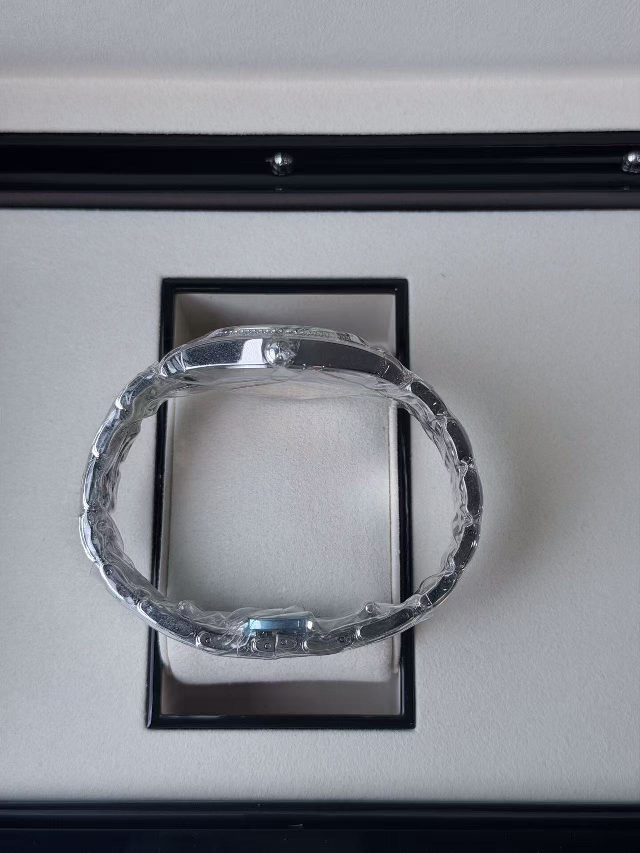 Patek Philippe 7300 / 1200A-010 detail 3