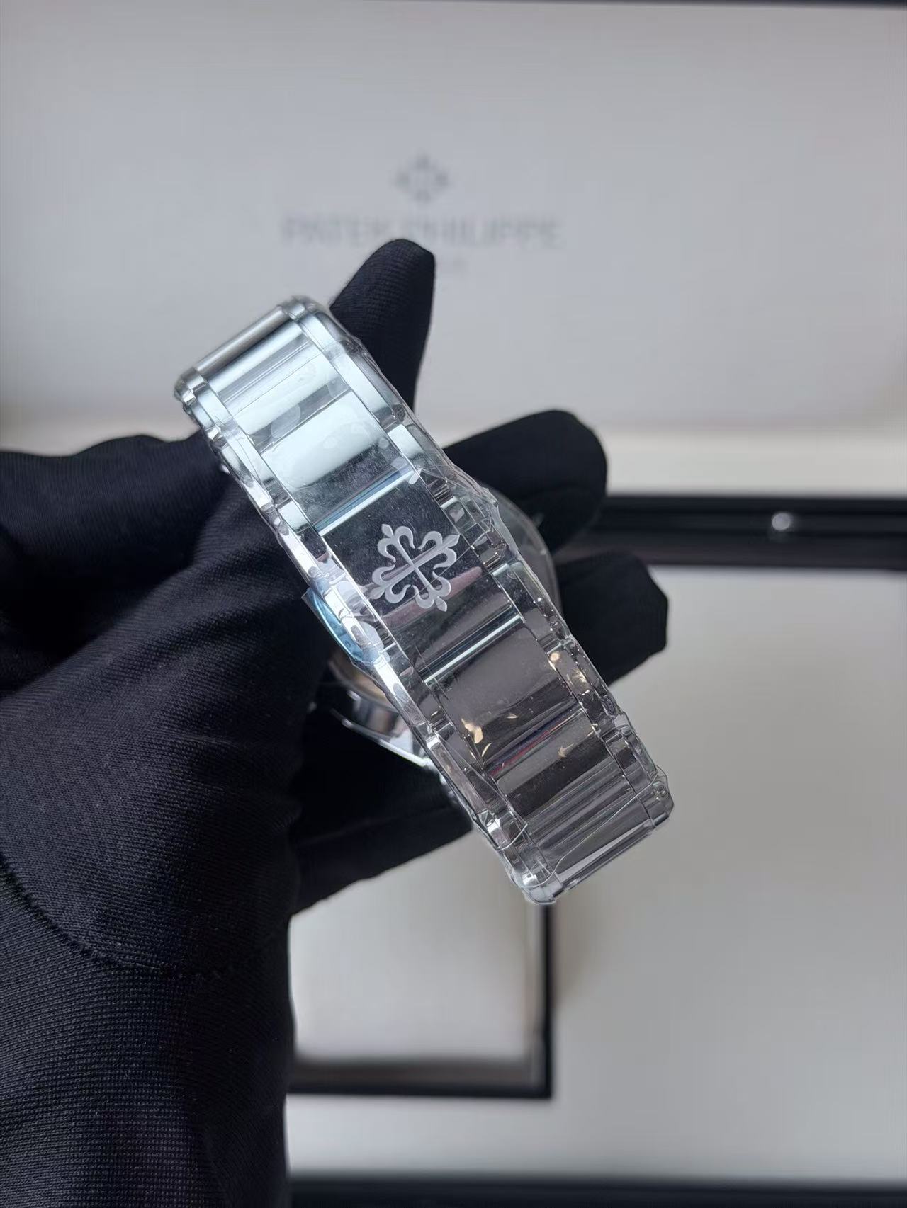Patek Philippe 7300 / 1200A-010 detail 4