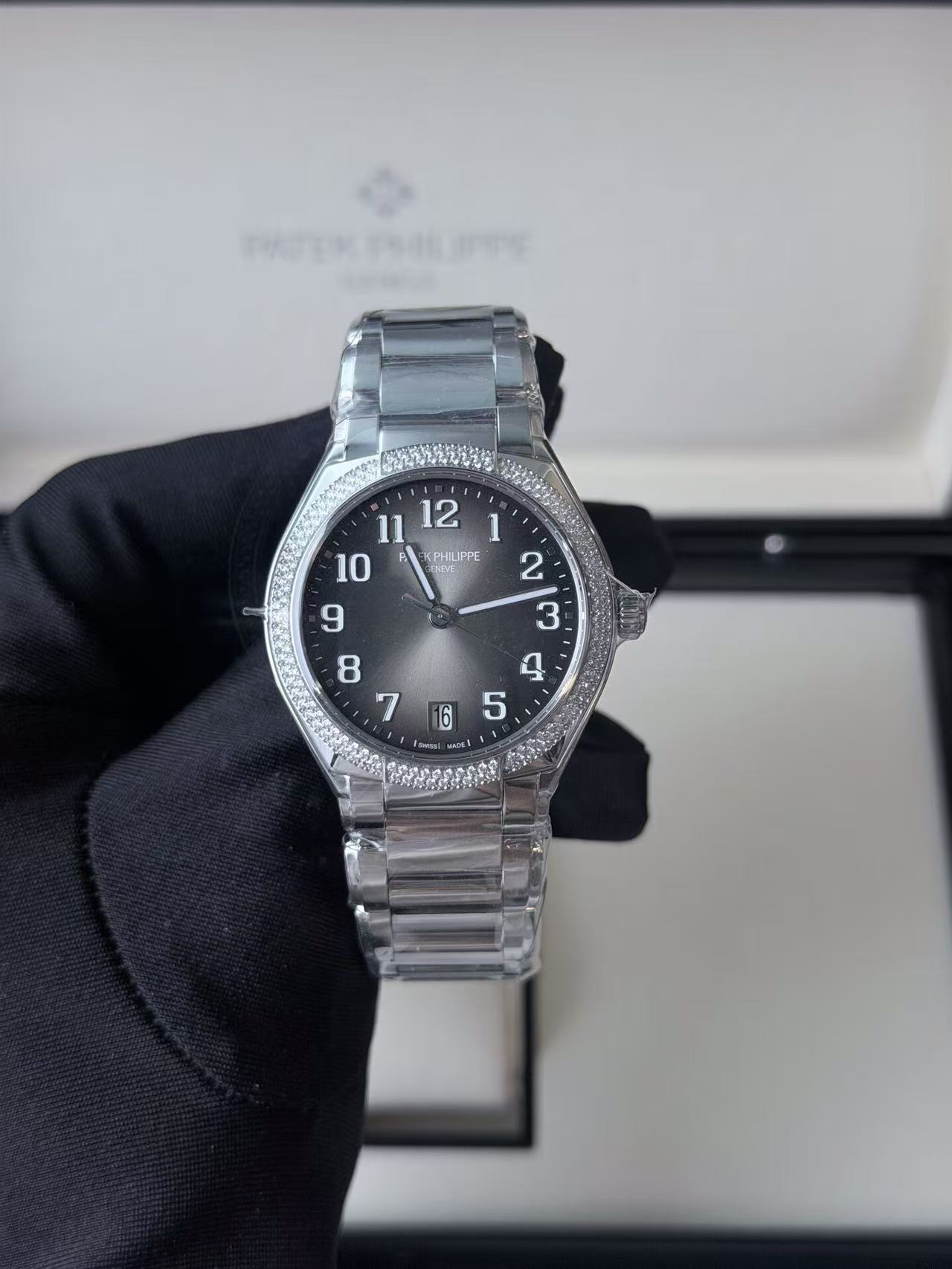 Patek Philippe 7300 / 1200A-010 detail 6