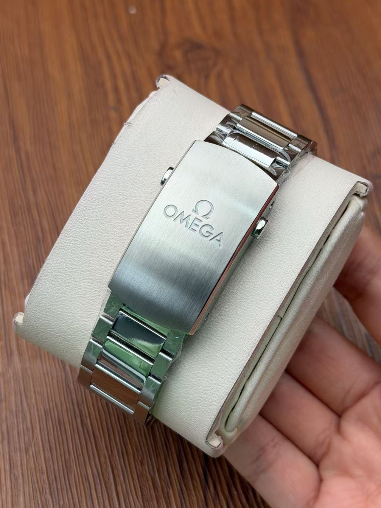 Omega 233.30.41.21.01.001 detail 6