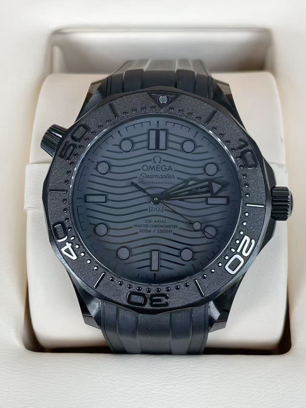 Omega 210.92.44.20.01.003 detail 1