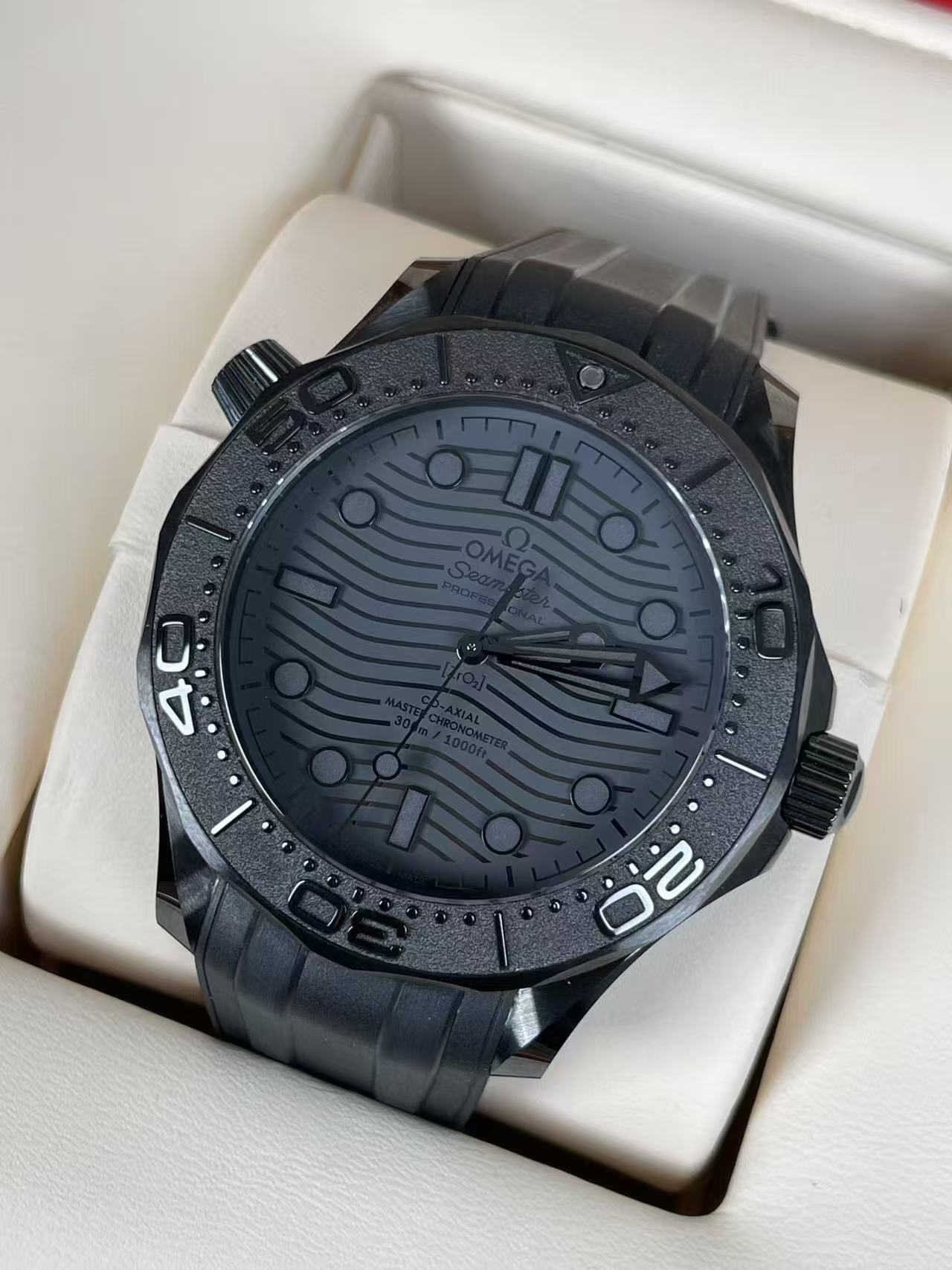 Omega 210.92.44.20.01.003 detail 2