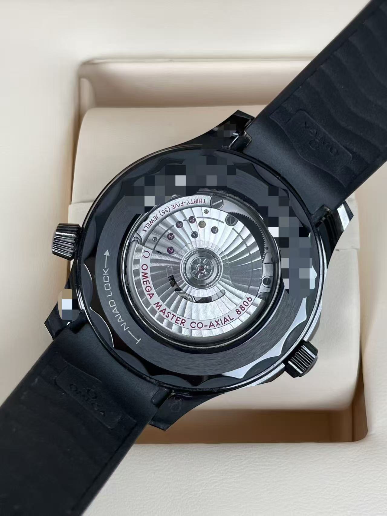 Omega 210.92.44.20.01.003 detail 5