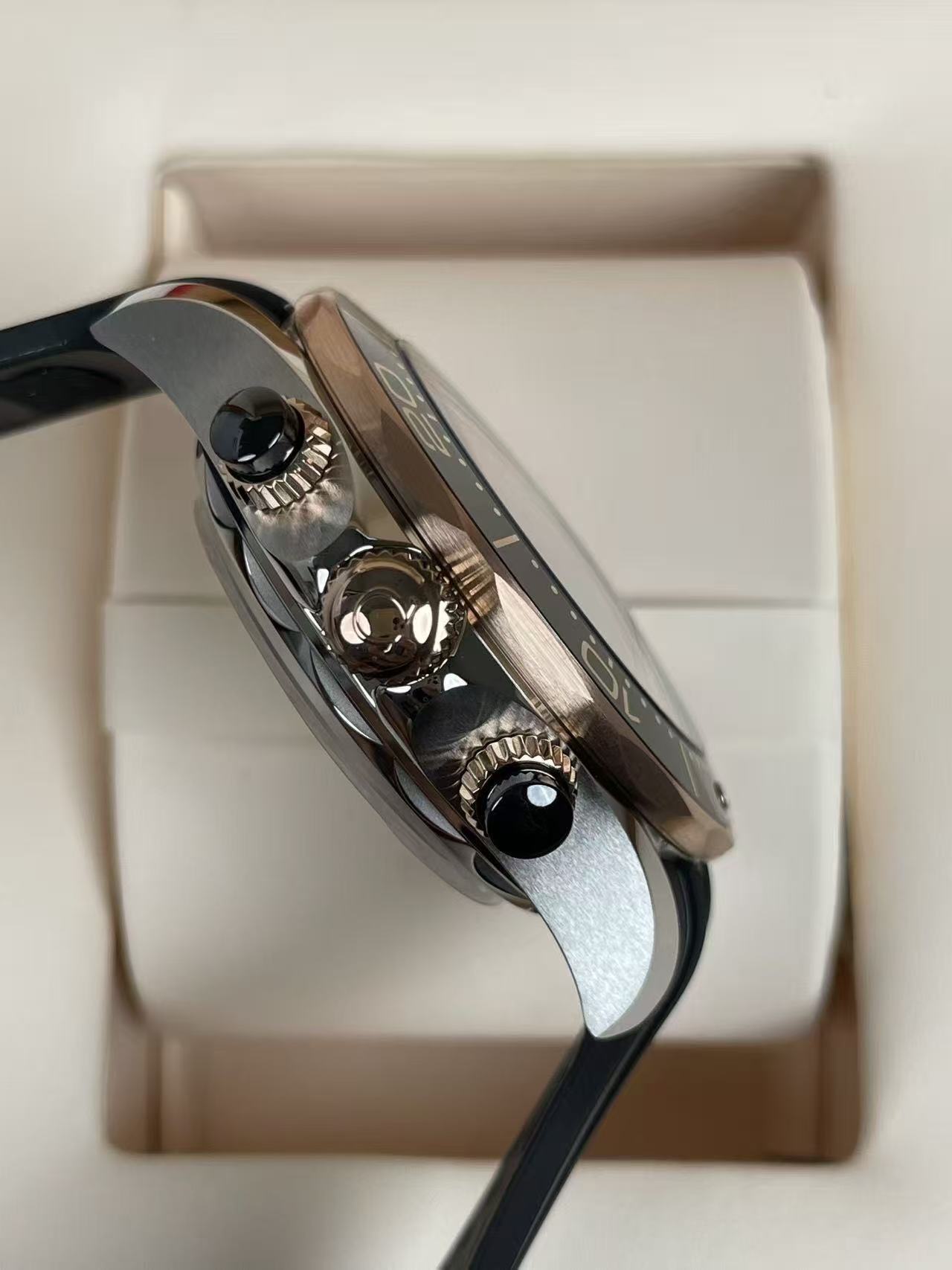 Omega 210.22.44.51.01.001 detail 2