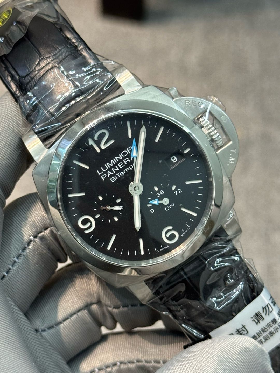 Panerai PAM01360 detail 1