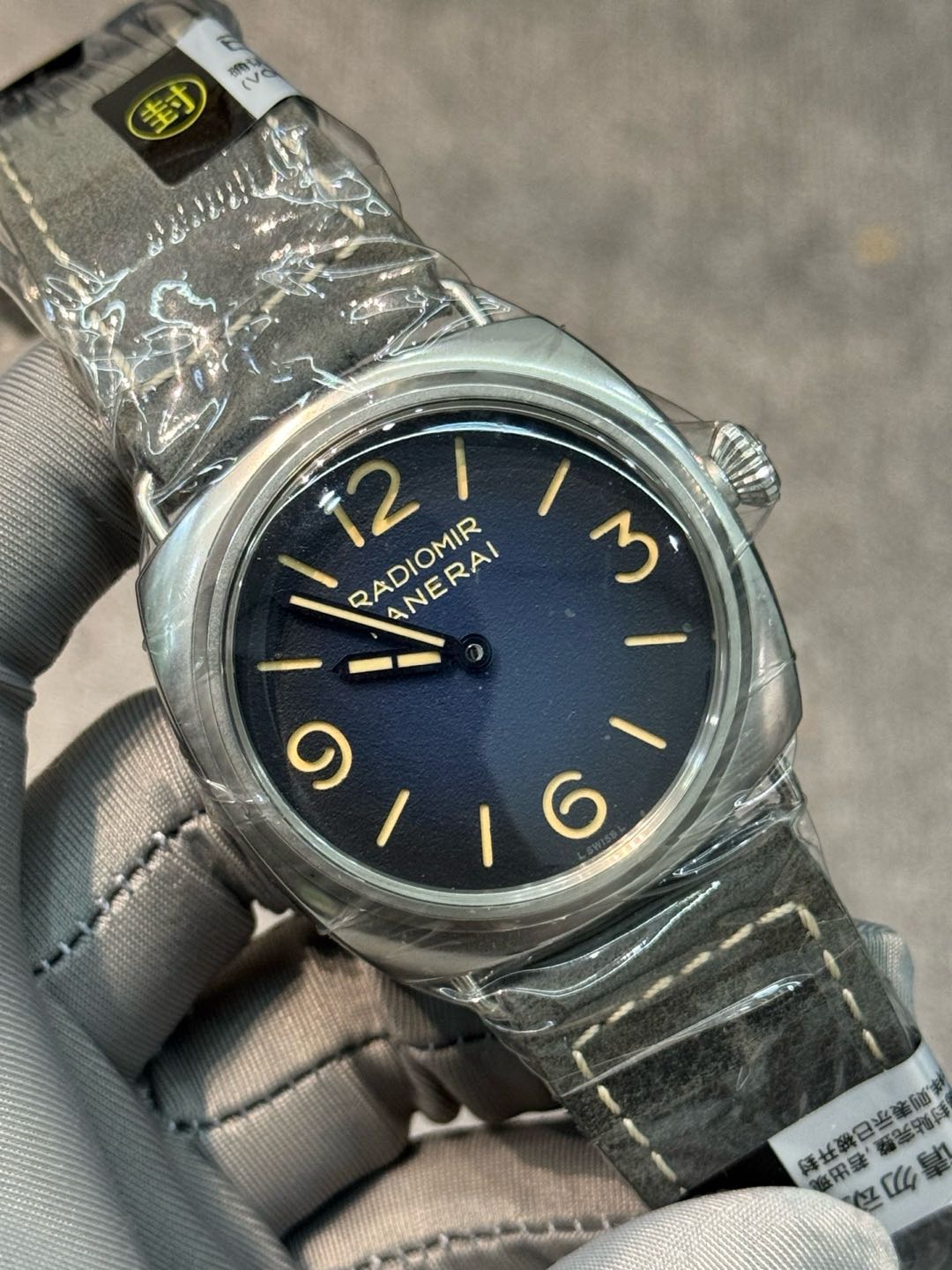 Panerai PAM01335 detail 1