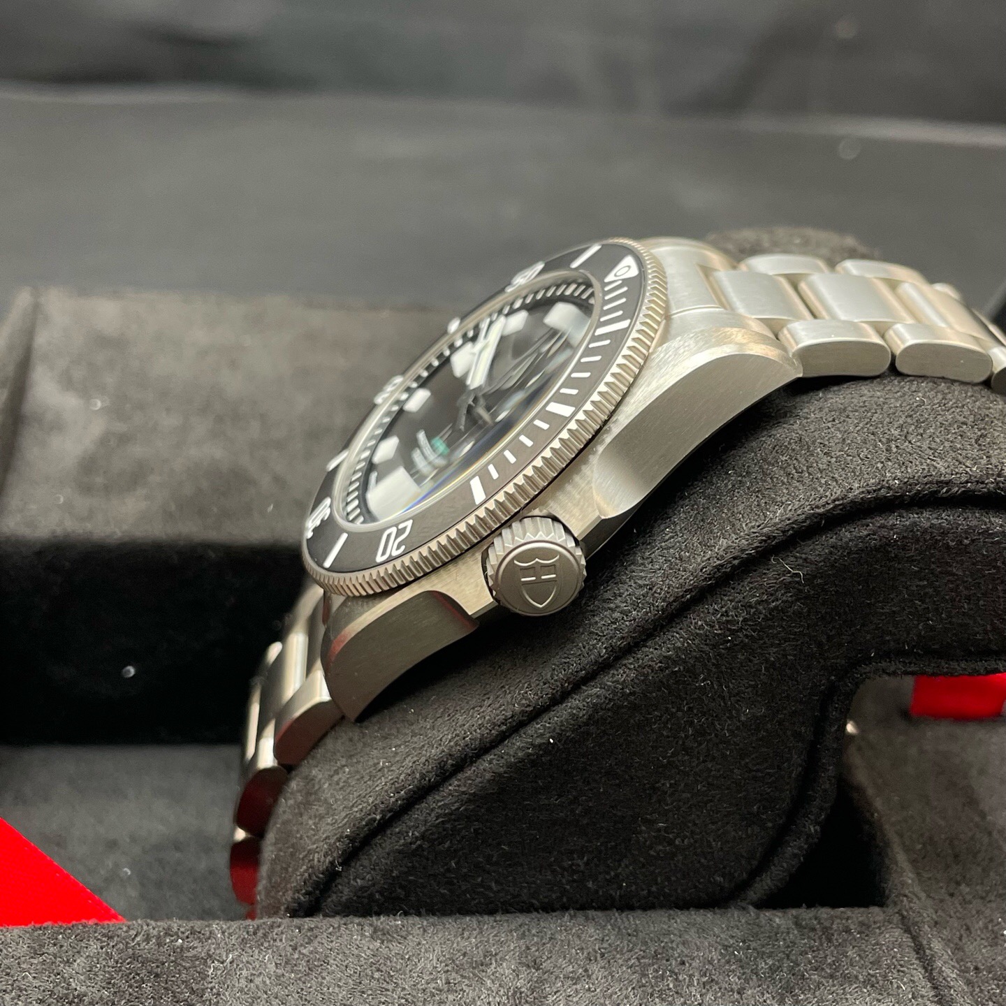 Tudor m2543c1a7nu-0001 detail 1