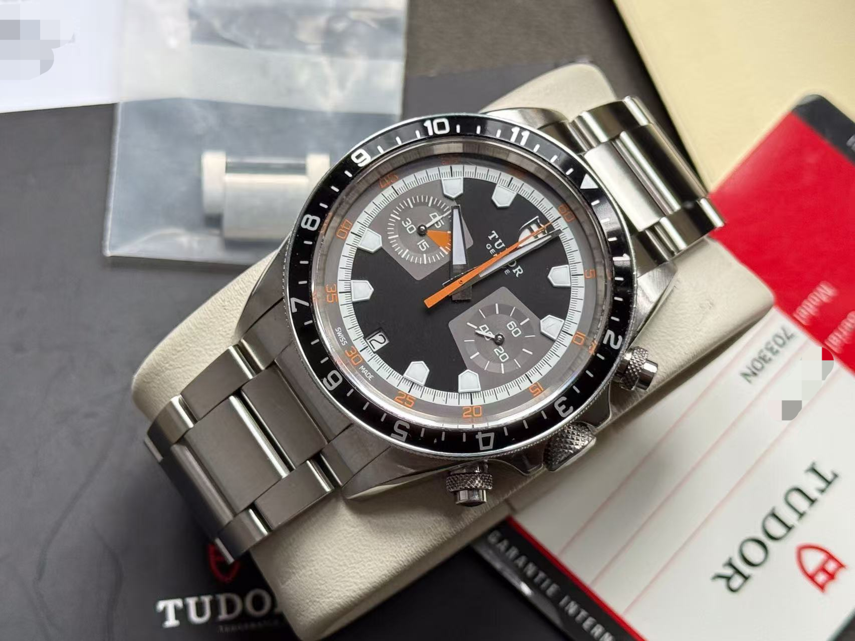 Tudor 70330N detail 2