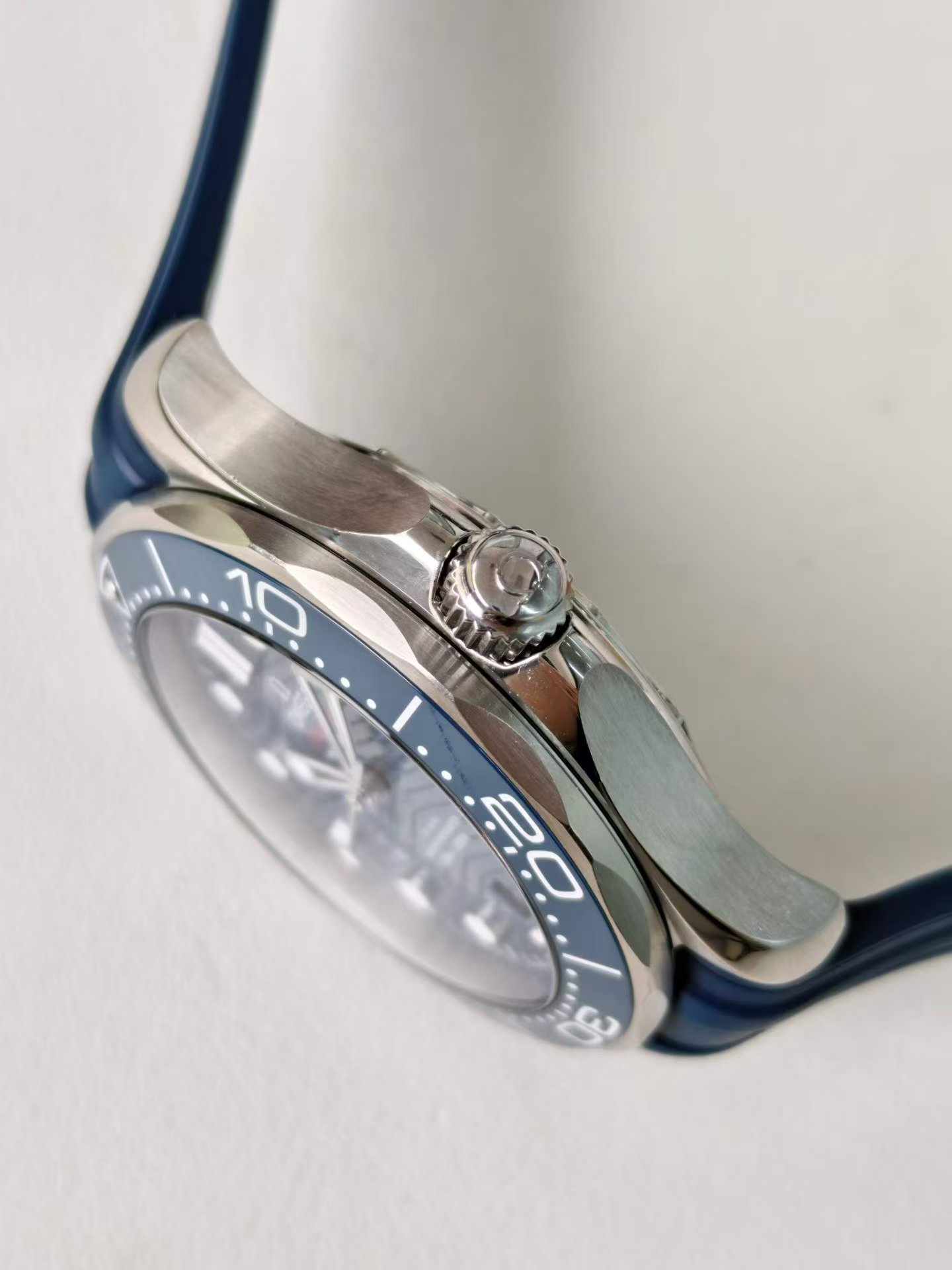 Omega 210.32.42.20.03.001 detail 4