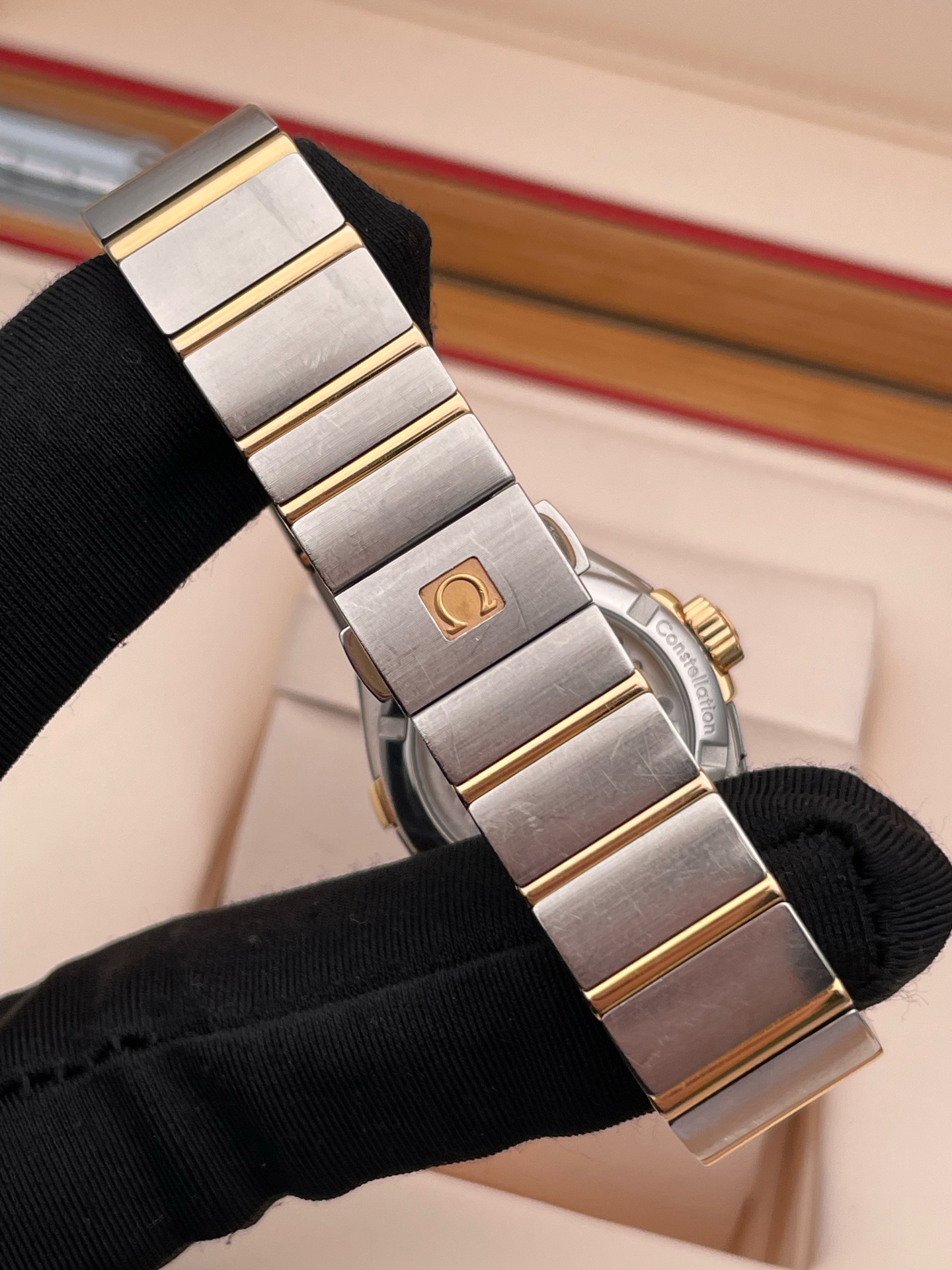Omega 123.25.27.20.63.001 detail 2