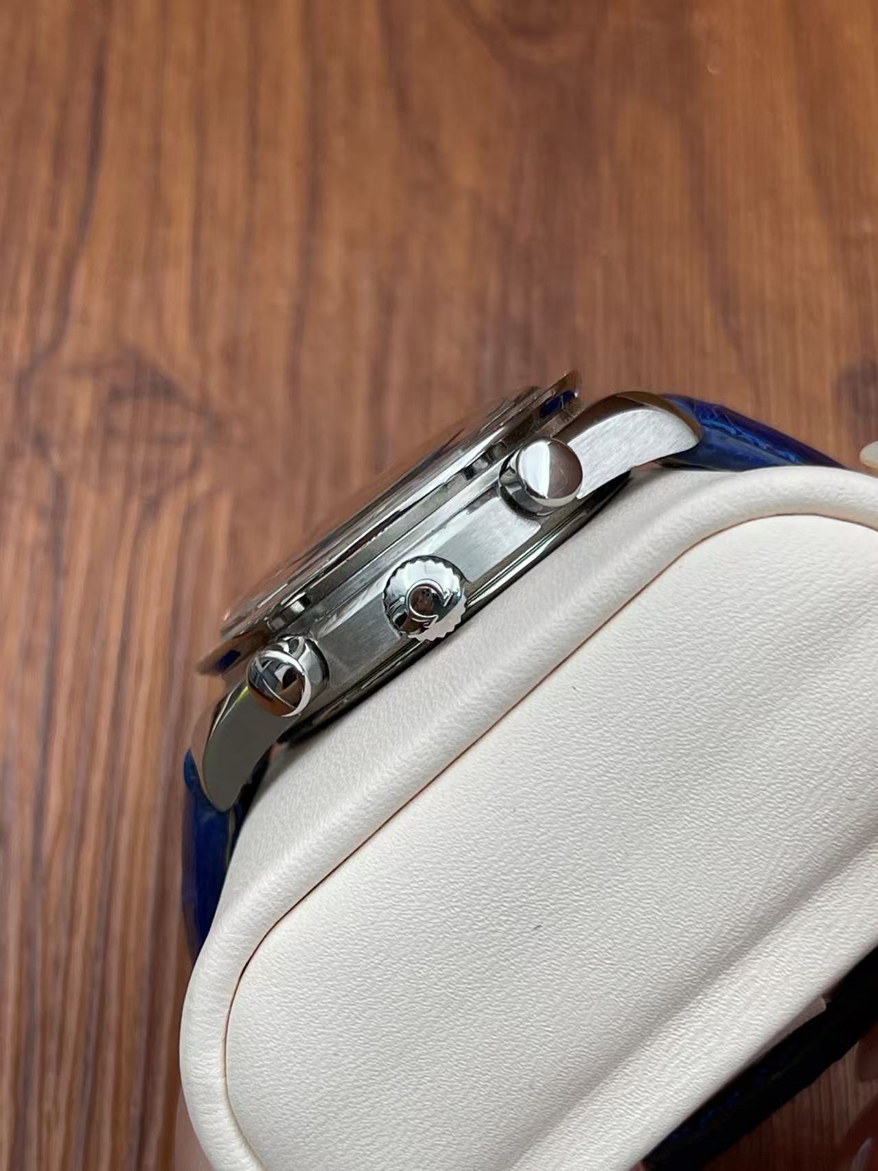 Omega 3815.76.51 detail 2