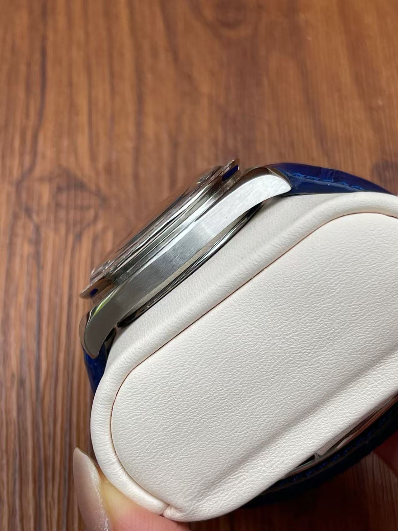 Omega 3815.76.51 detail 1