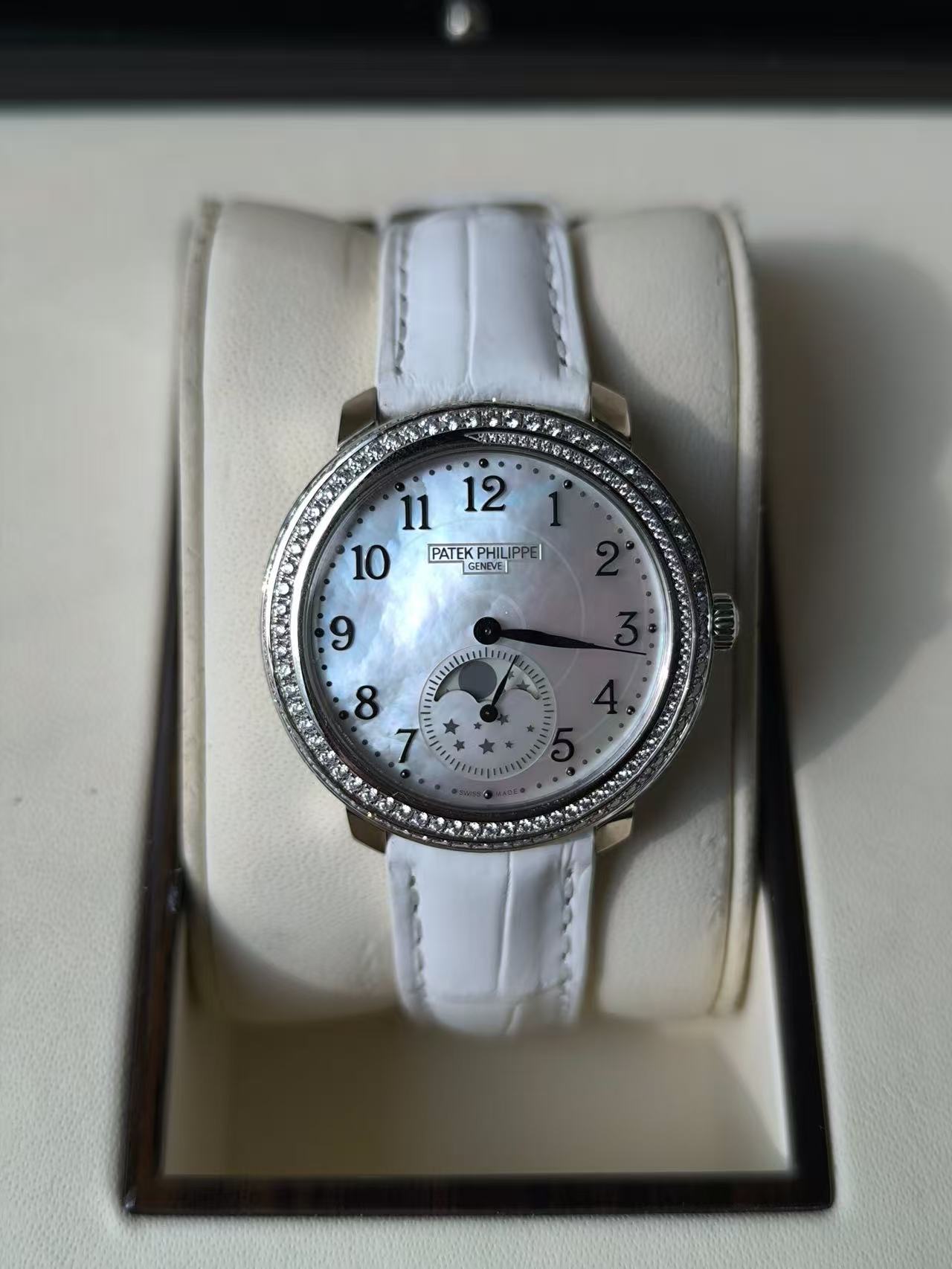 Patek Philippe 4968G-010 detail 1