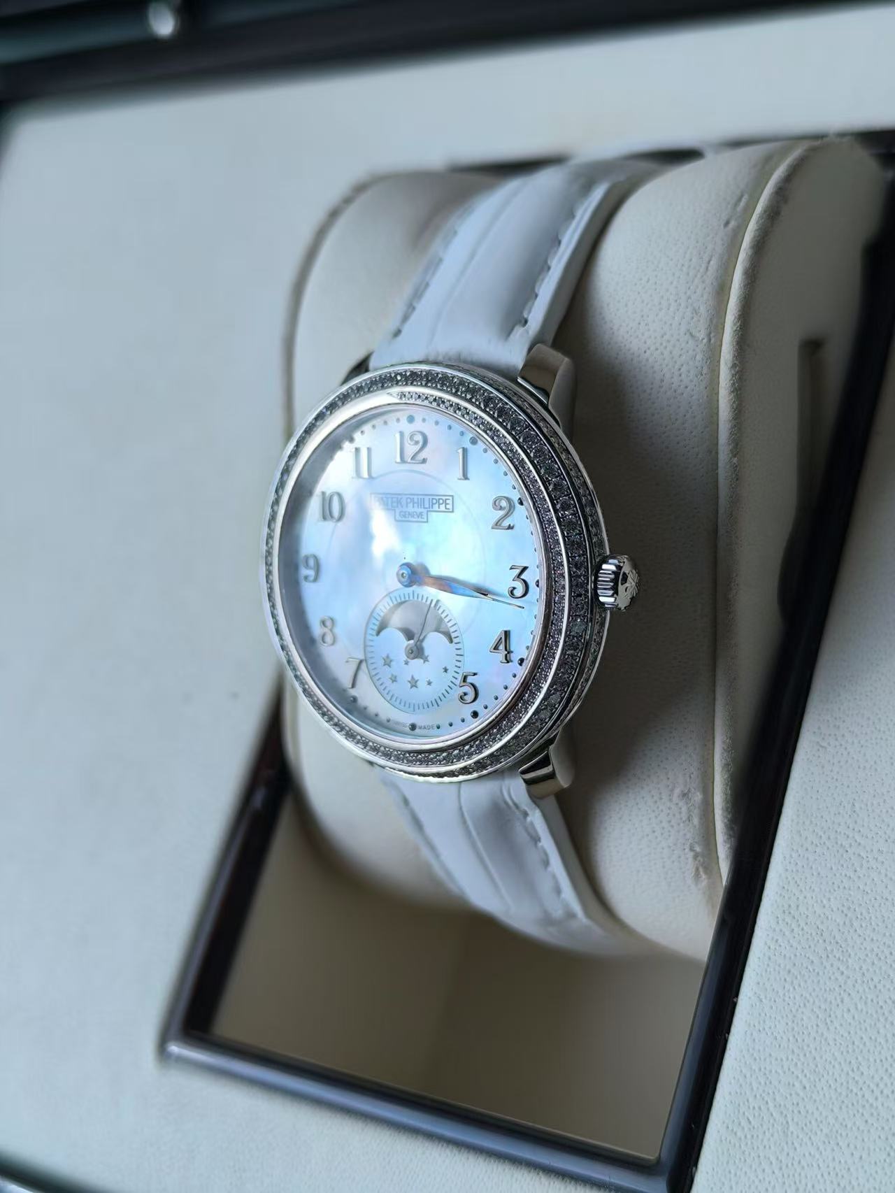 Patek Philippe 4968G-010 detail 2