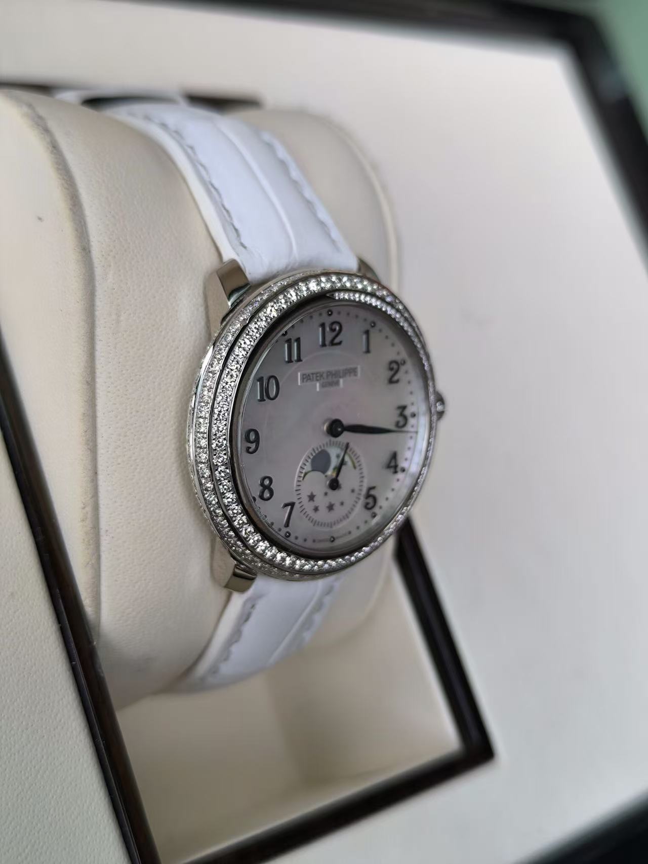 Patek Philippe 4968G-010 detail 3