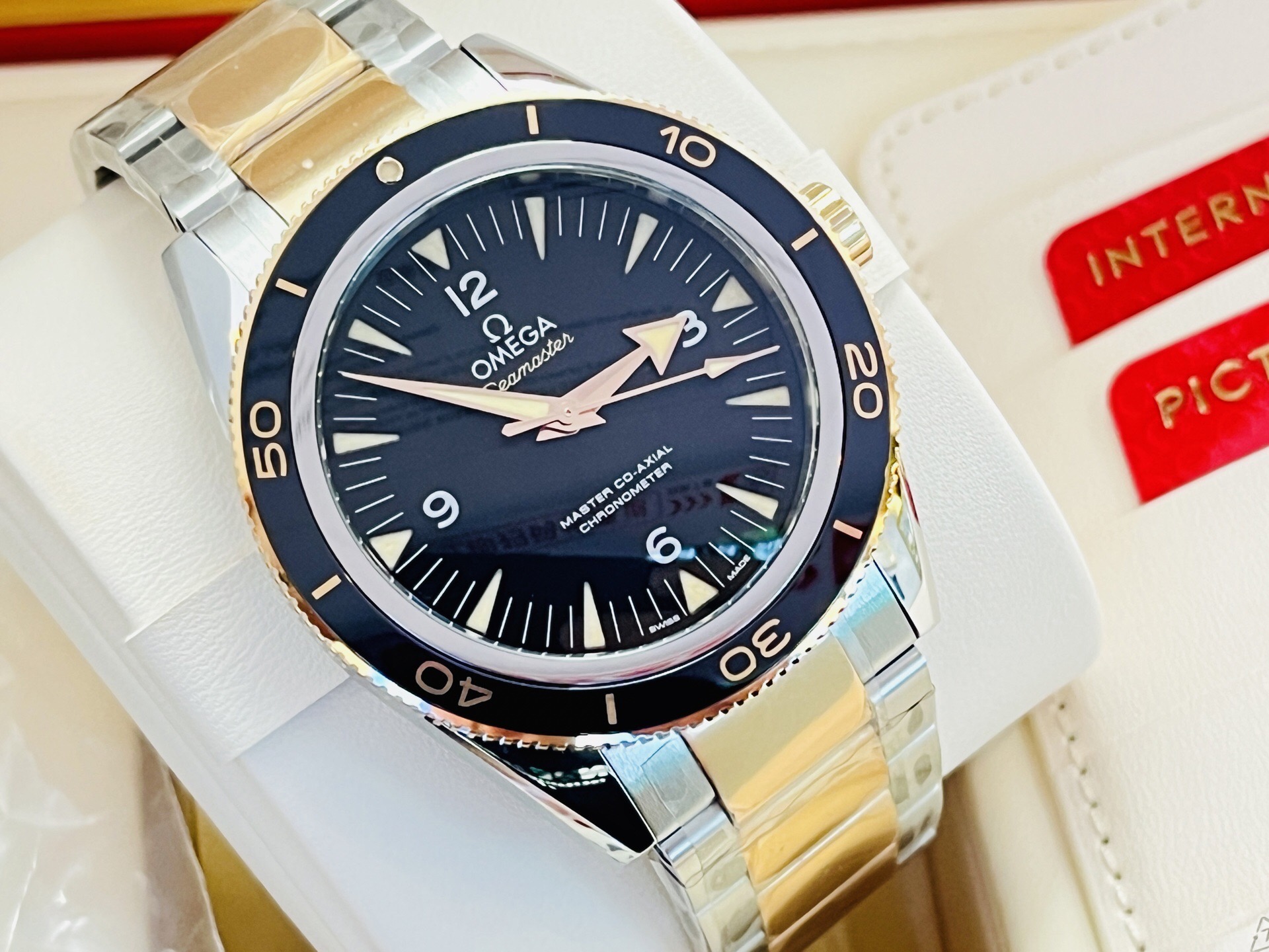 Omega 233.20.41.21.01.001 detail 2