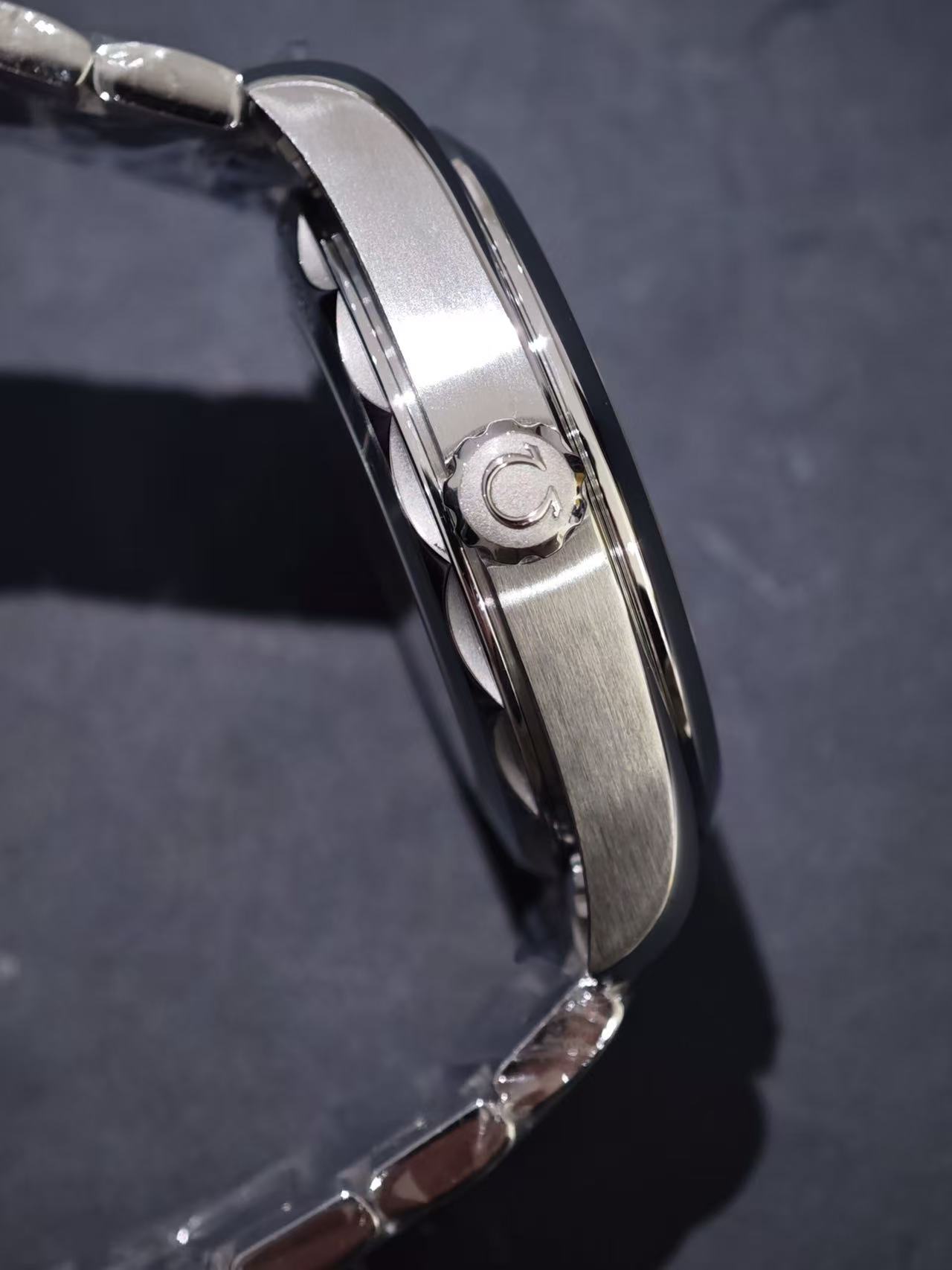 Omega 220.10.38.20.53.001 detail 1