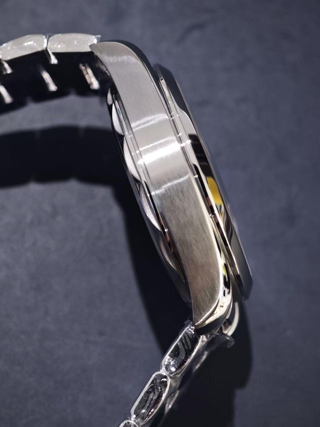 Omega 220.10.38.20.53.001 detail 2