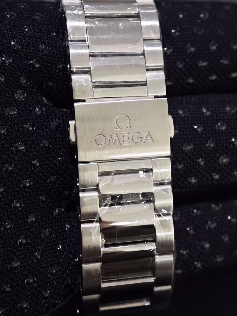 Omega 220.10.38.20.53.001 detail 4