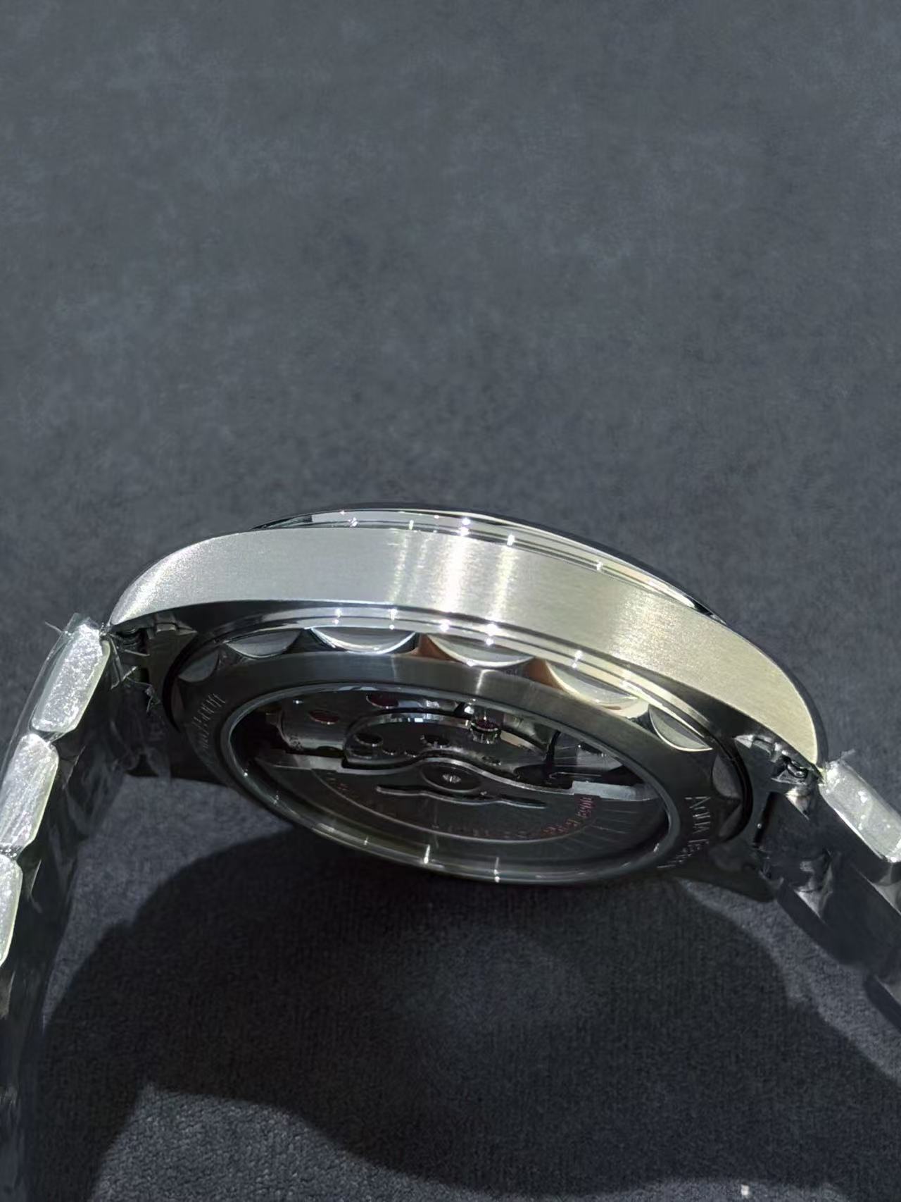 Omega 220.10.41.21.03.002 detail 4