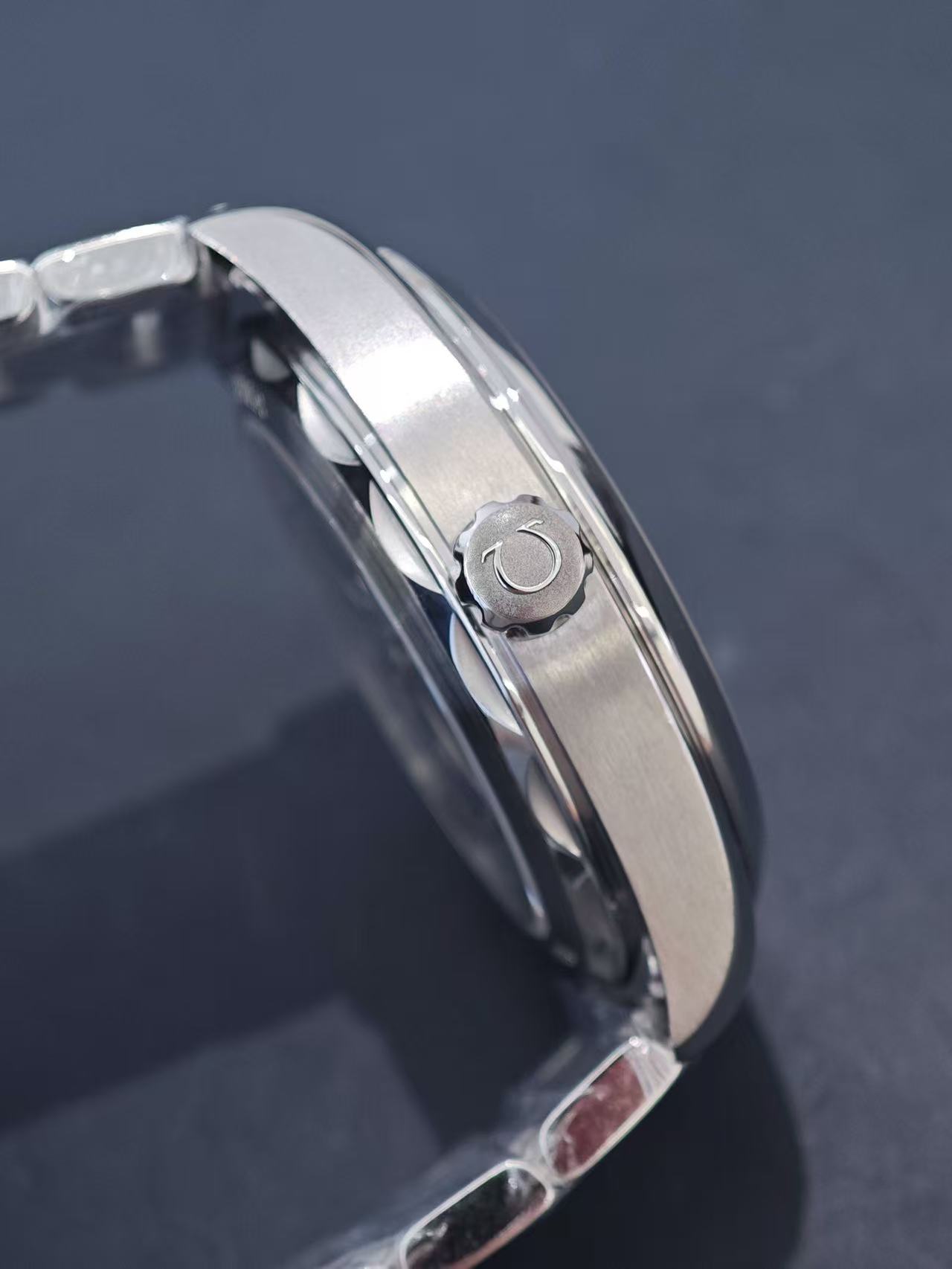 Omega 220.10.41.21.10.001 detail 1