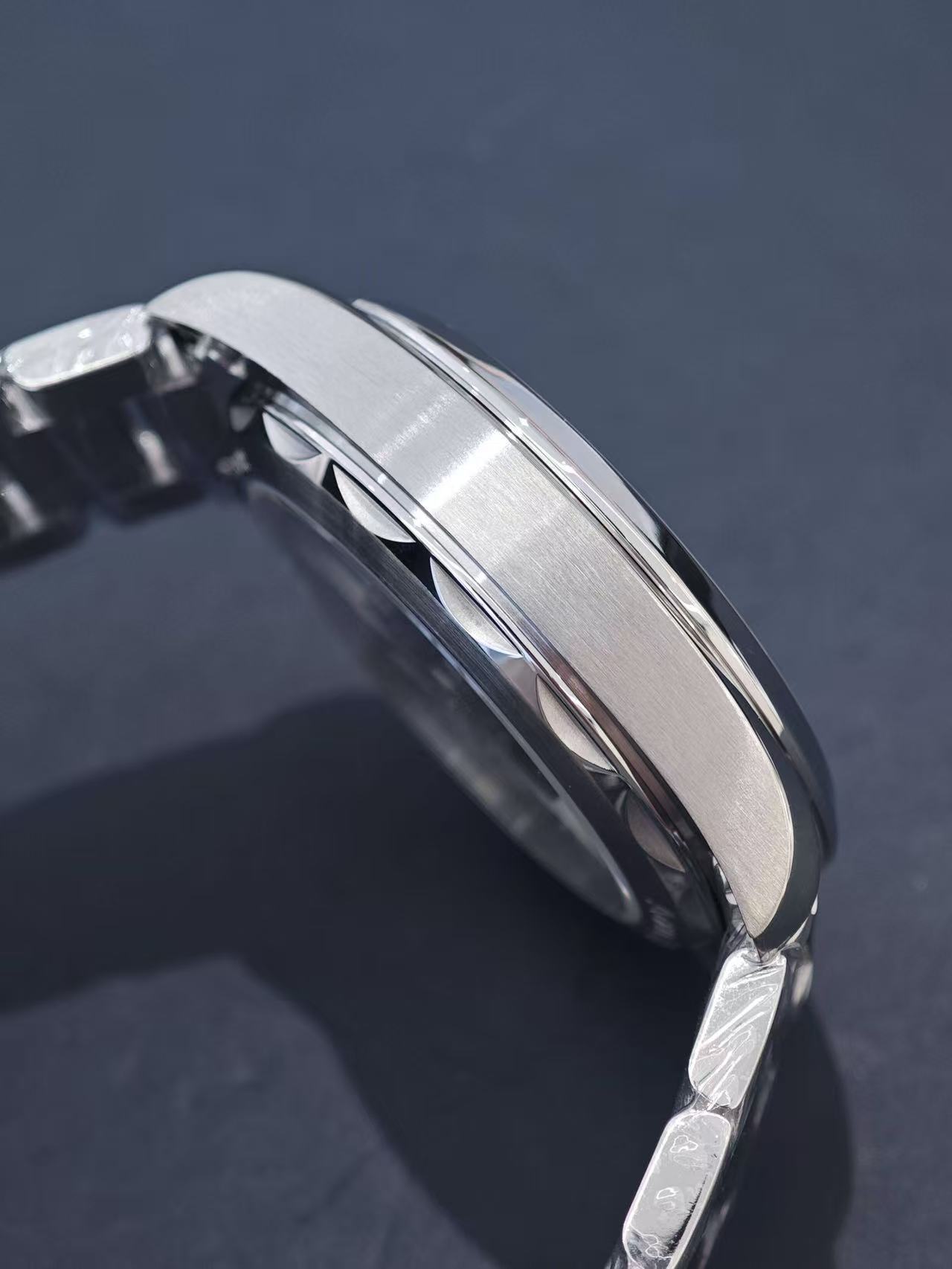 Omega 220.10.41.21.10.001 detail 2