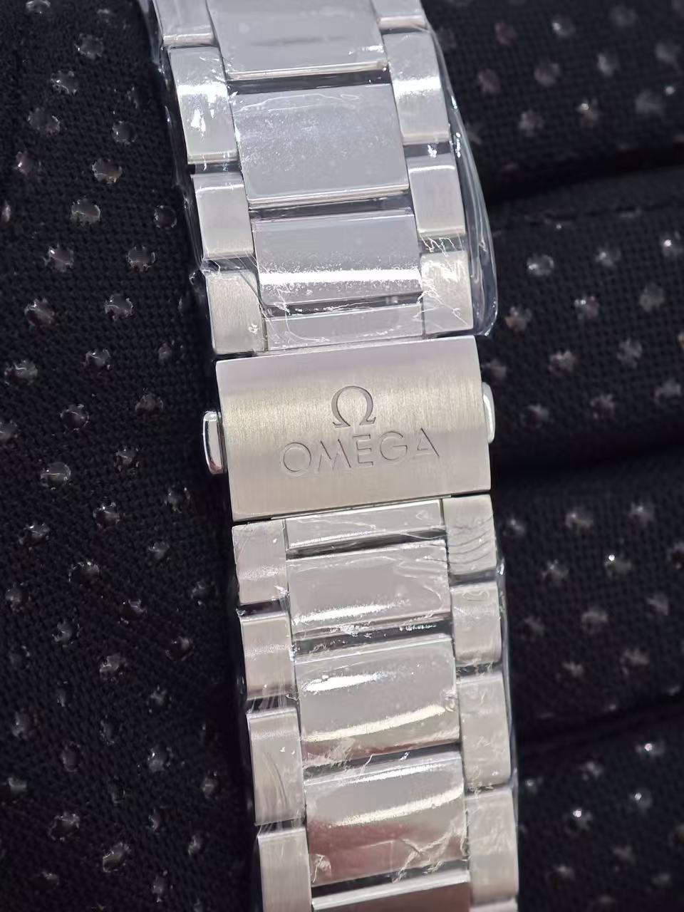 Omega 220.10.41.21.10.001 detail 4