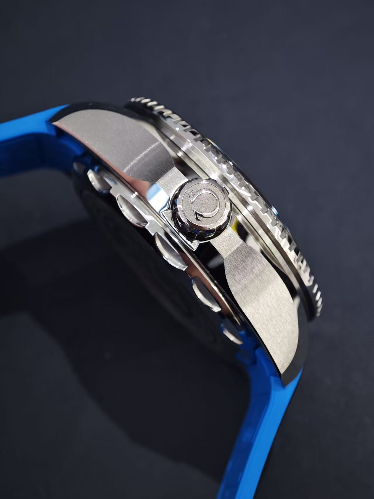 Omega 215.32.46.21.03.001 detail 1