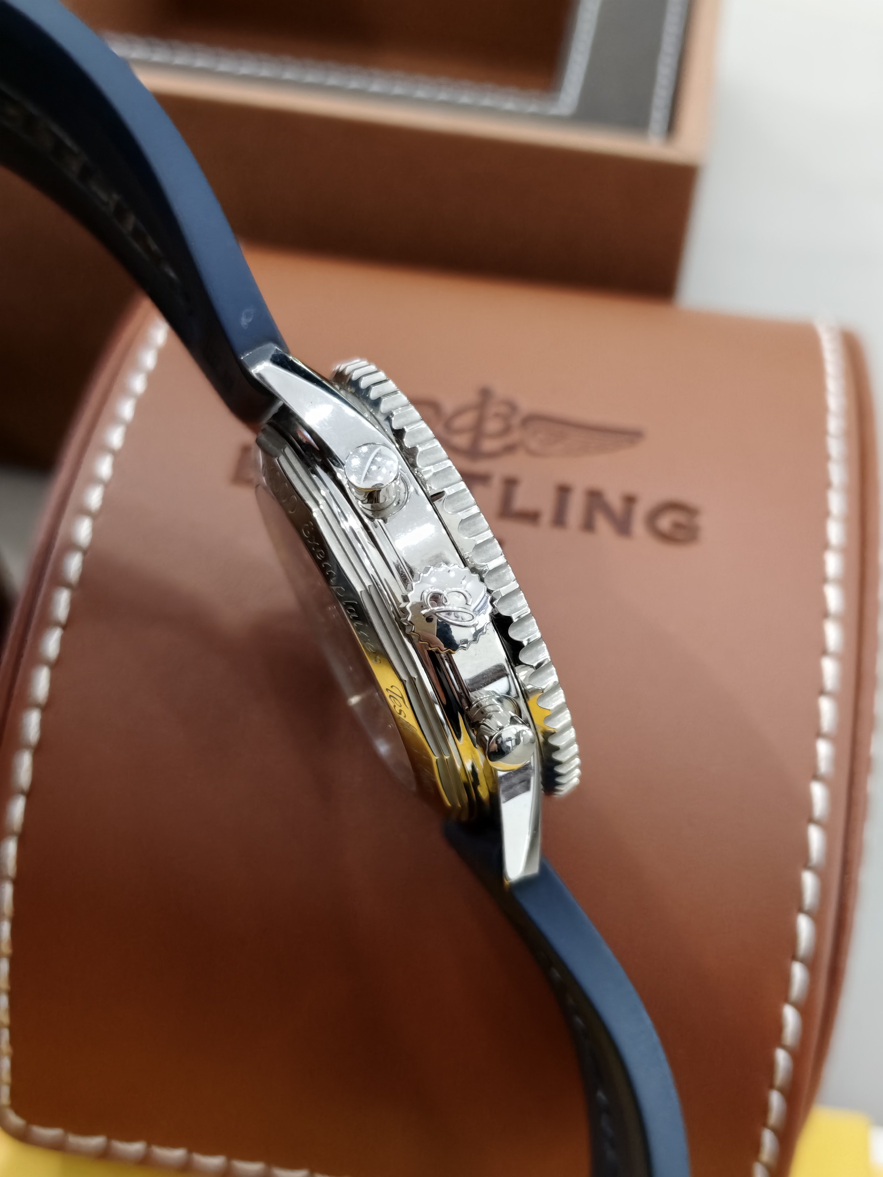 Breitling AB0121C4_C920_211S detail 2