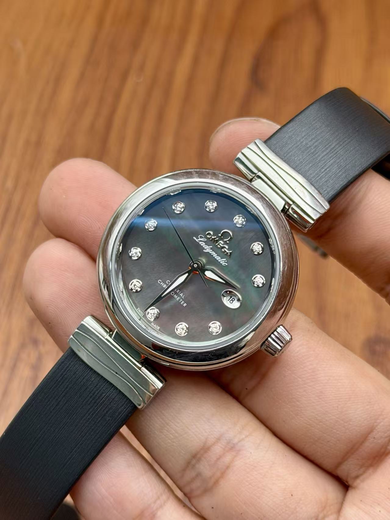 Omega 425.32.34.20.57.004 detail 1