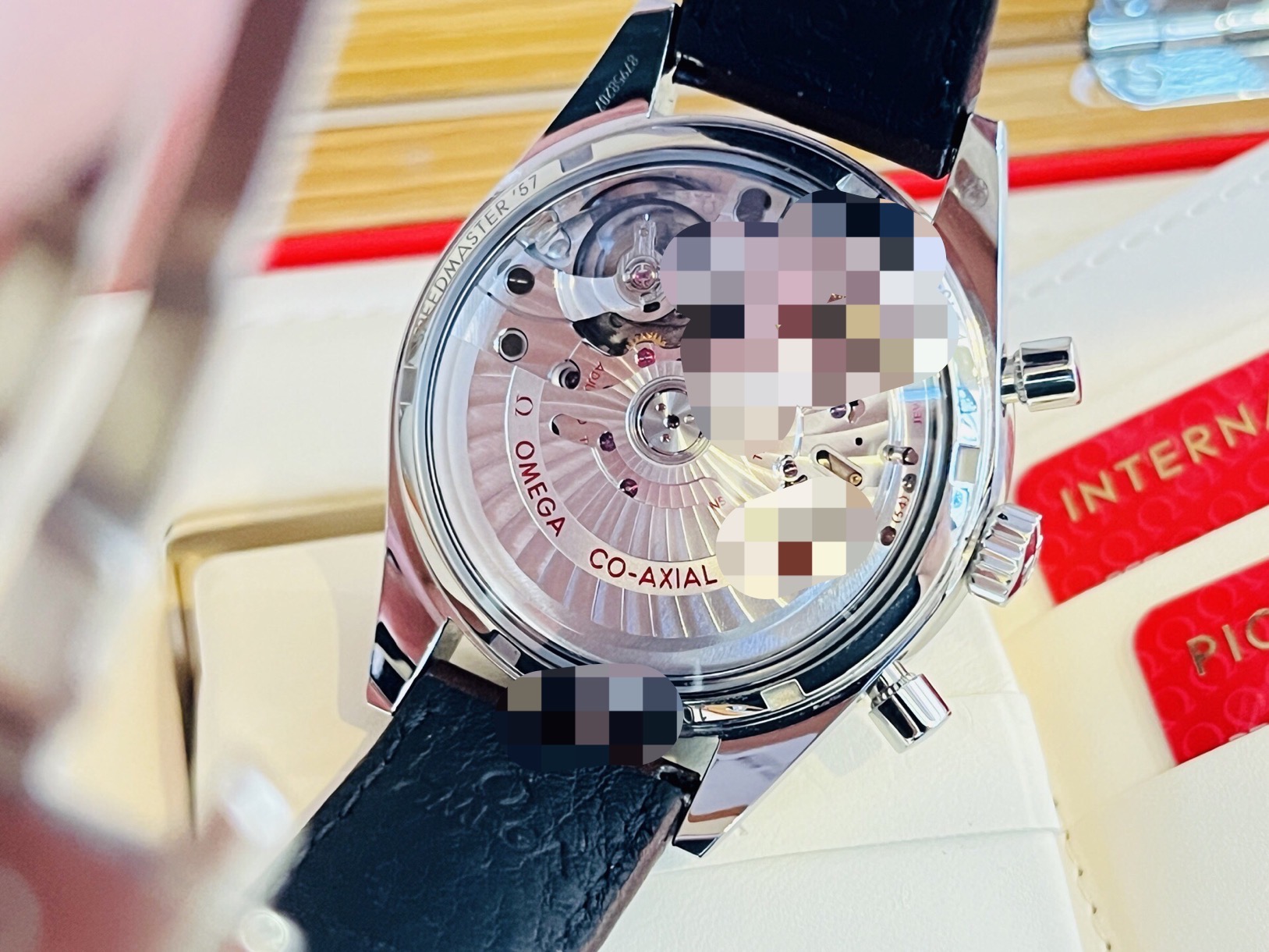 Omega 331.12.42.51.01.001 detail 8