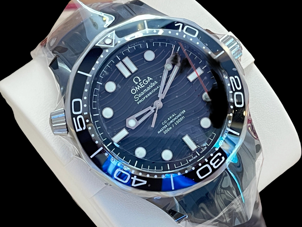 Omega 210.92.44.20.01.001 detail 2