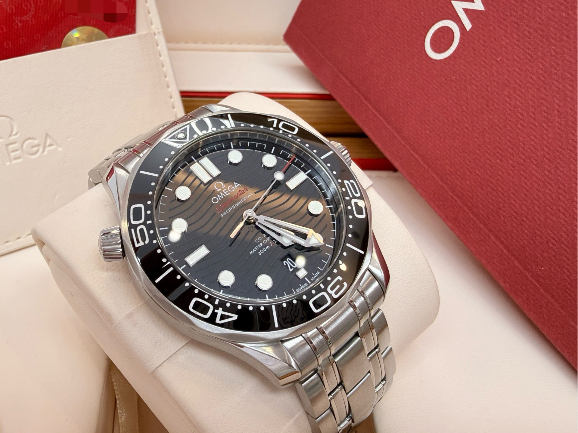 Omega 210.30.42.20.01.001 detail 3