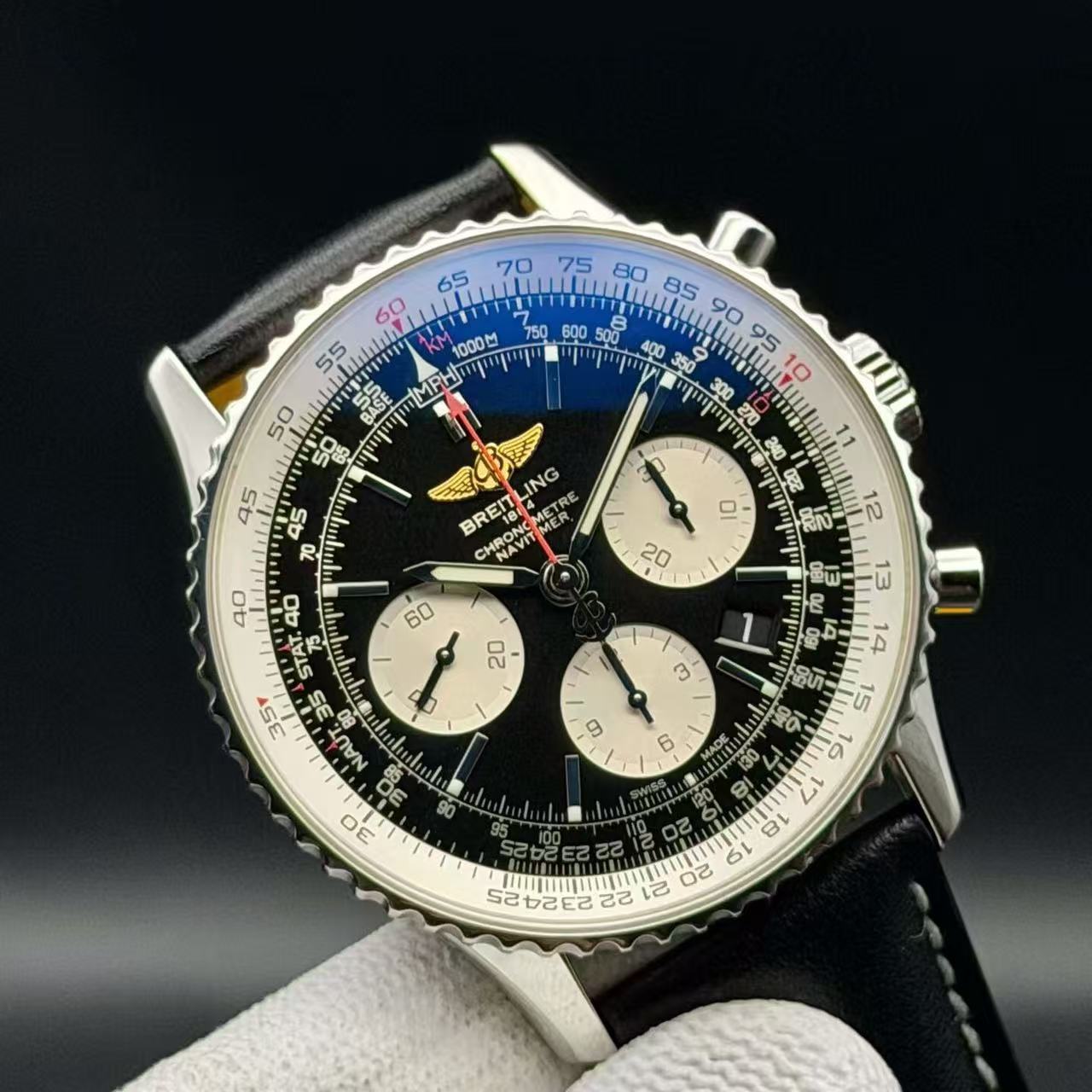 Breitling AB012012 detail 2