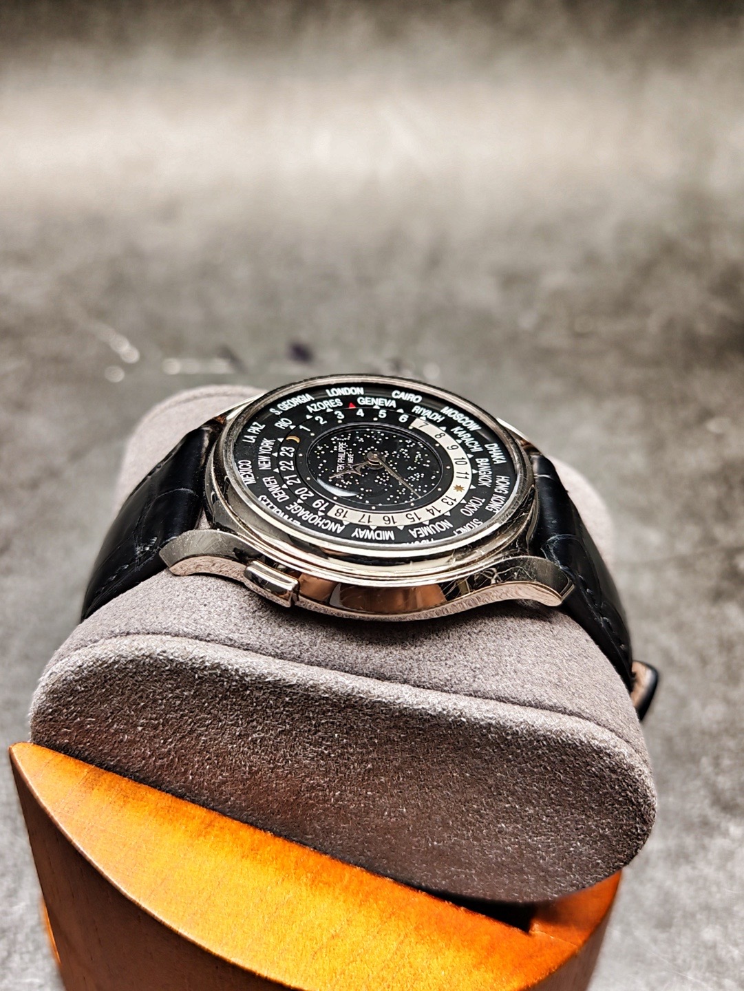 Patek Philippe 5575G-001 detail 4