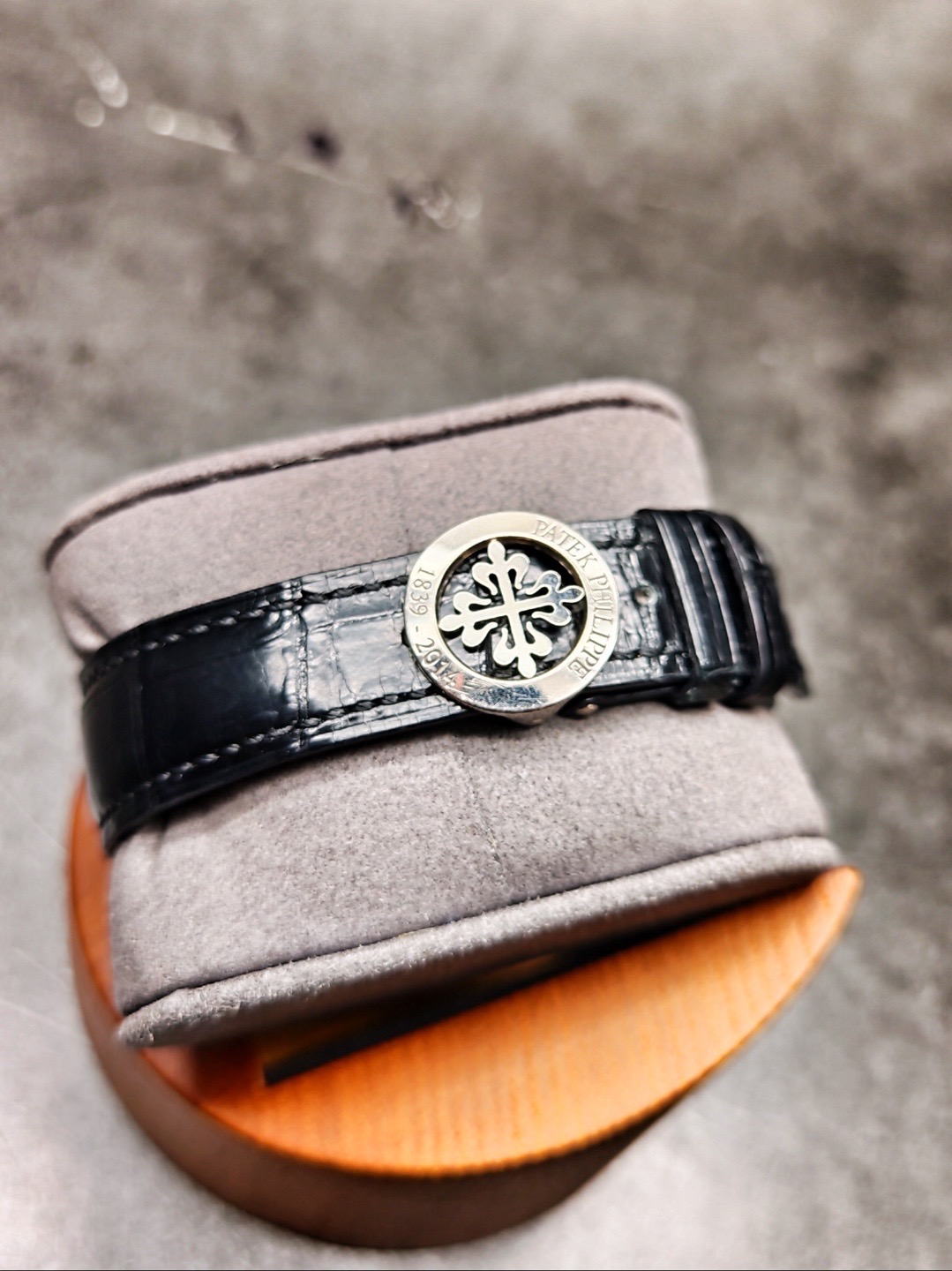 Patek Philippe 5575G-001 detail 6