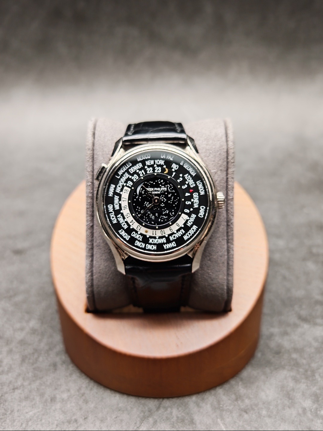 Patek Philippe 5575G-001 detail 1