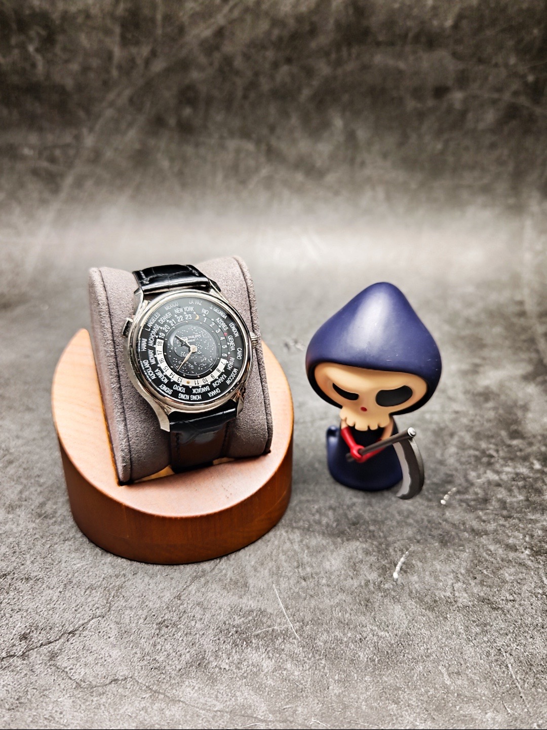Patek Philippe 5575G-001 detail 2