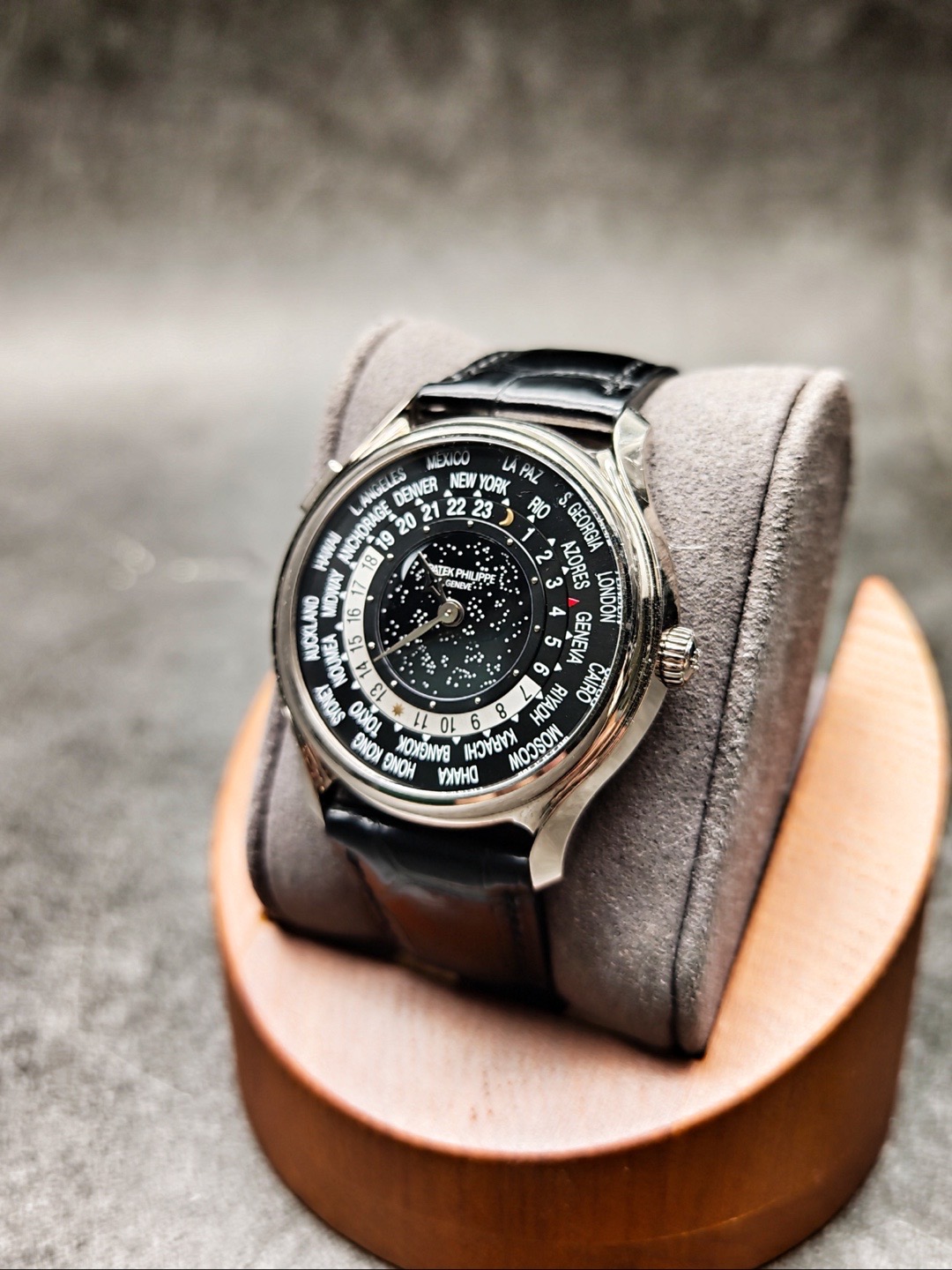 Patek Philippe 5575G-001 detail 3