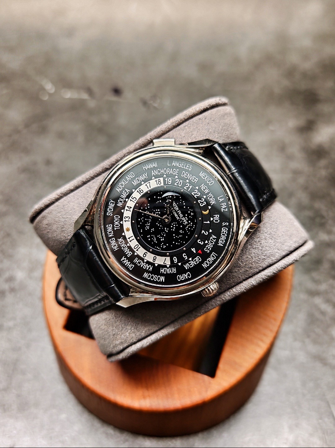 Patek Philippe 5575G-001 detail 5