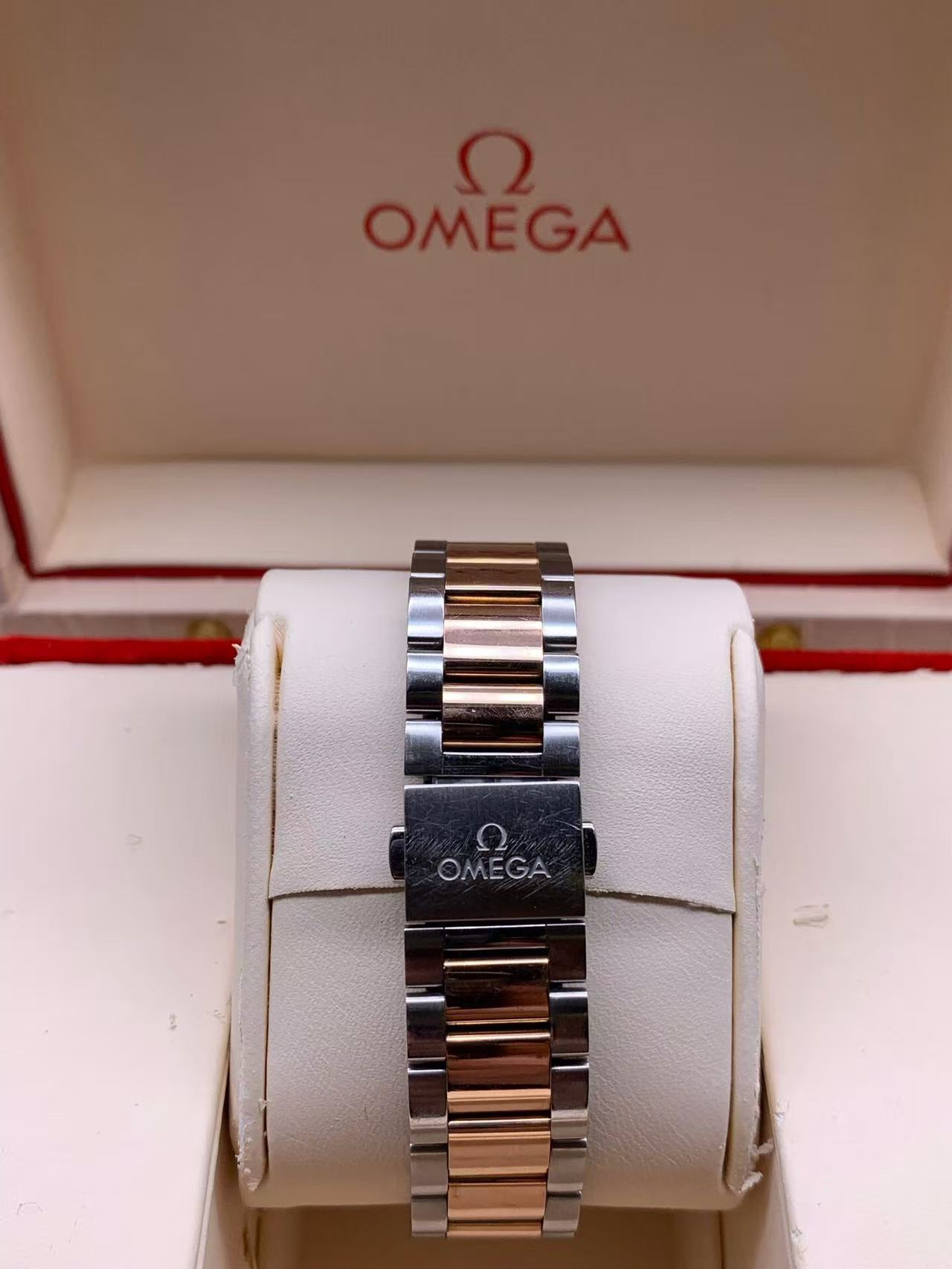 Omega 220.20.34.20.52.001 detail 2