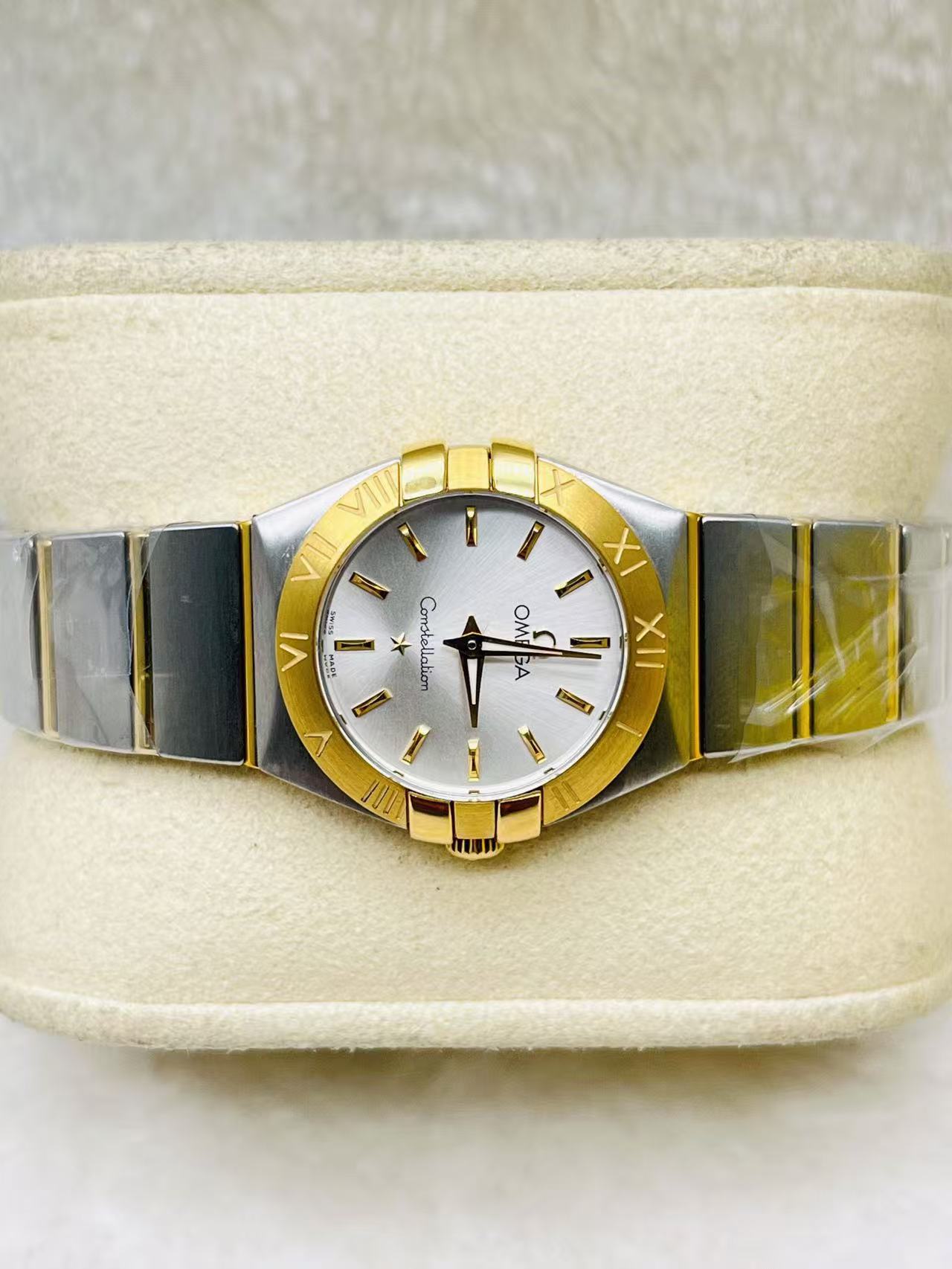 Omega 123.20.24.60.02.002 detail 3