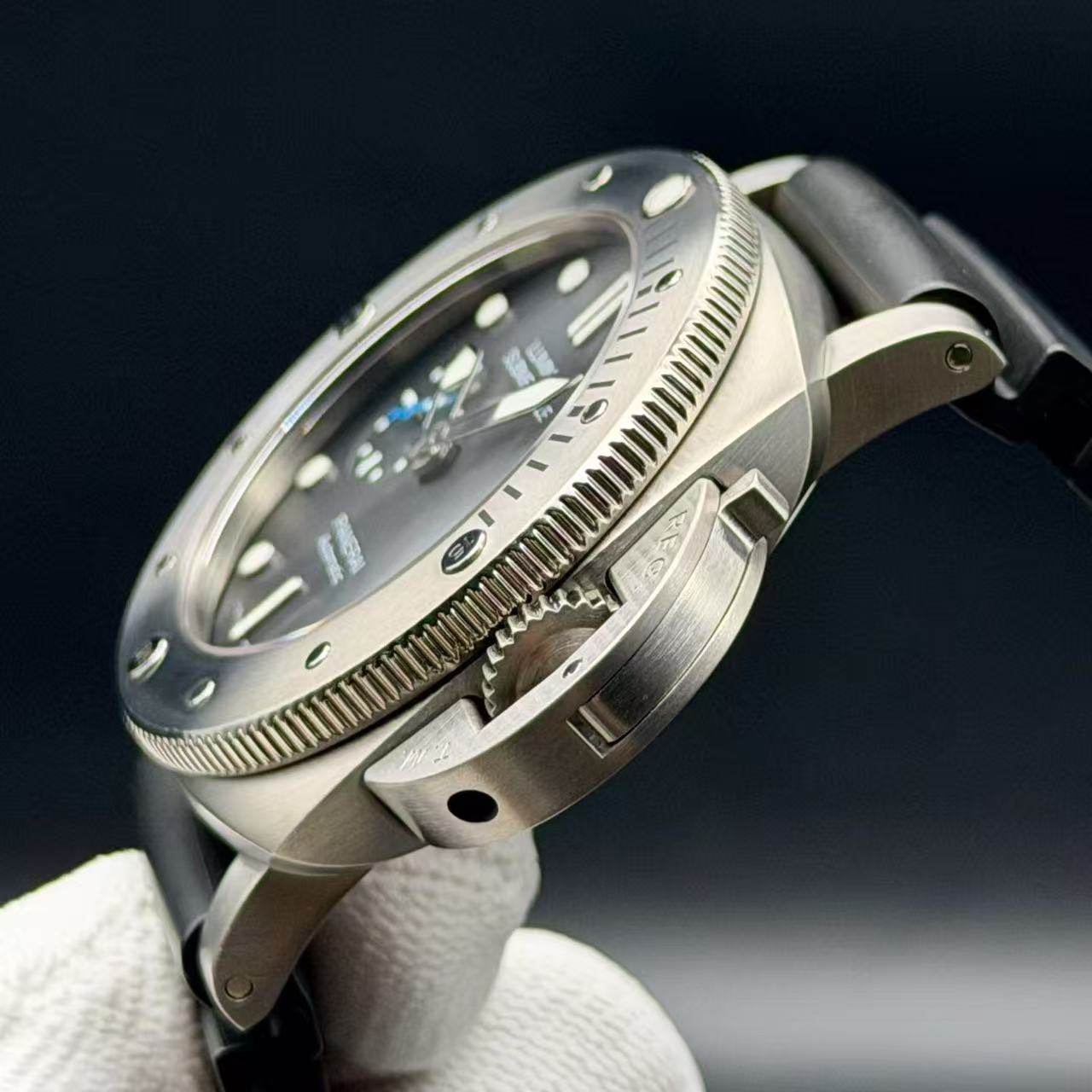 Panerai PAM01305 detail 3