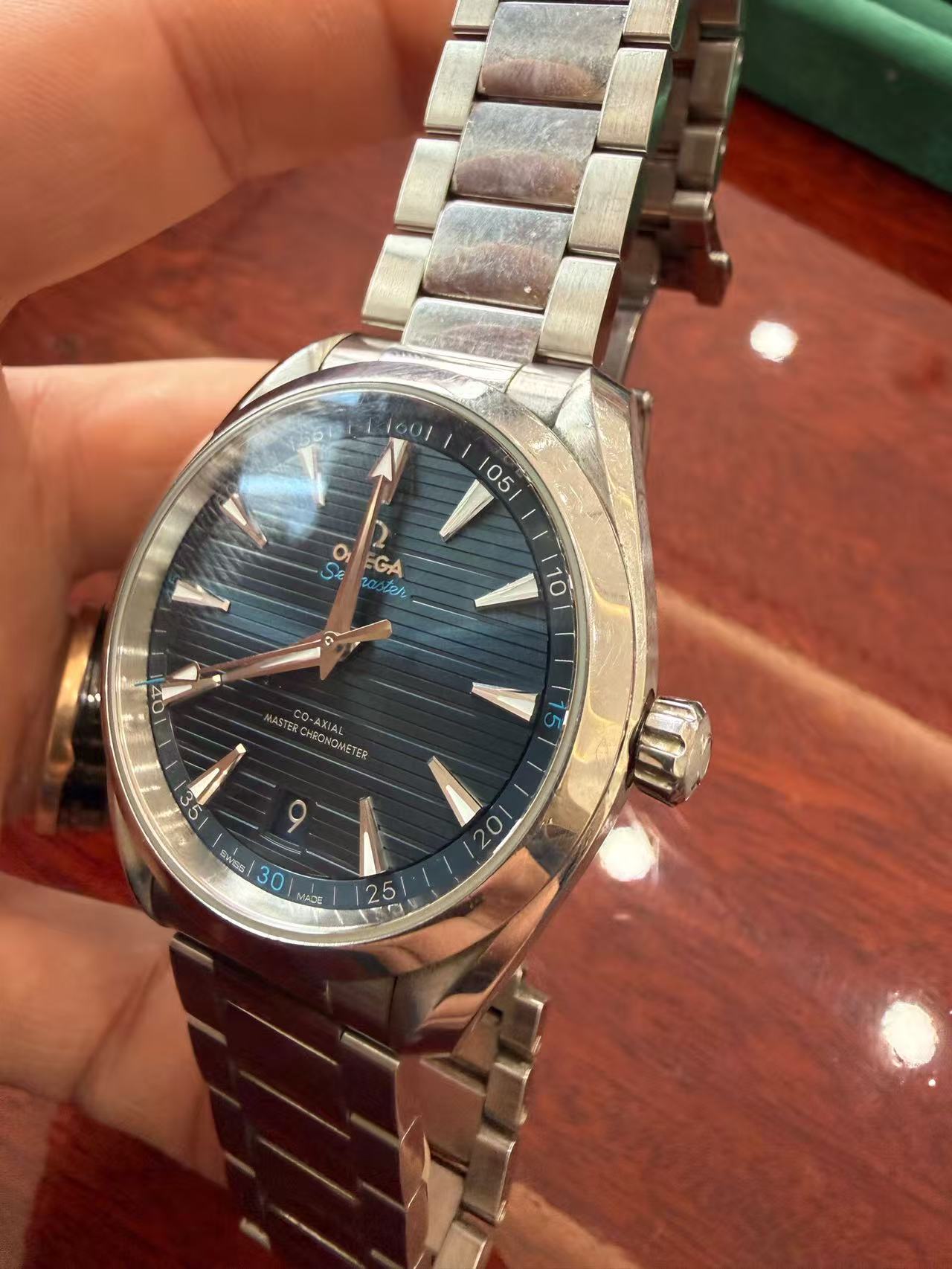 Omega 220.10.41.21.03.001 detail 2