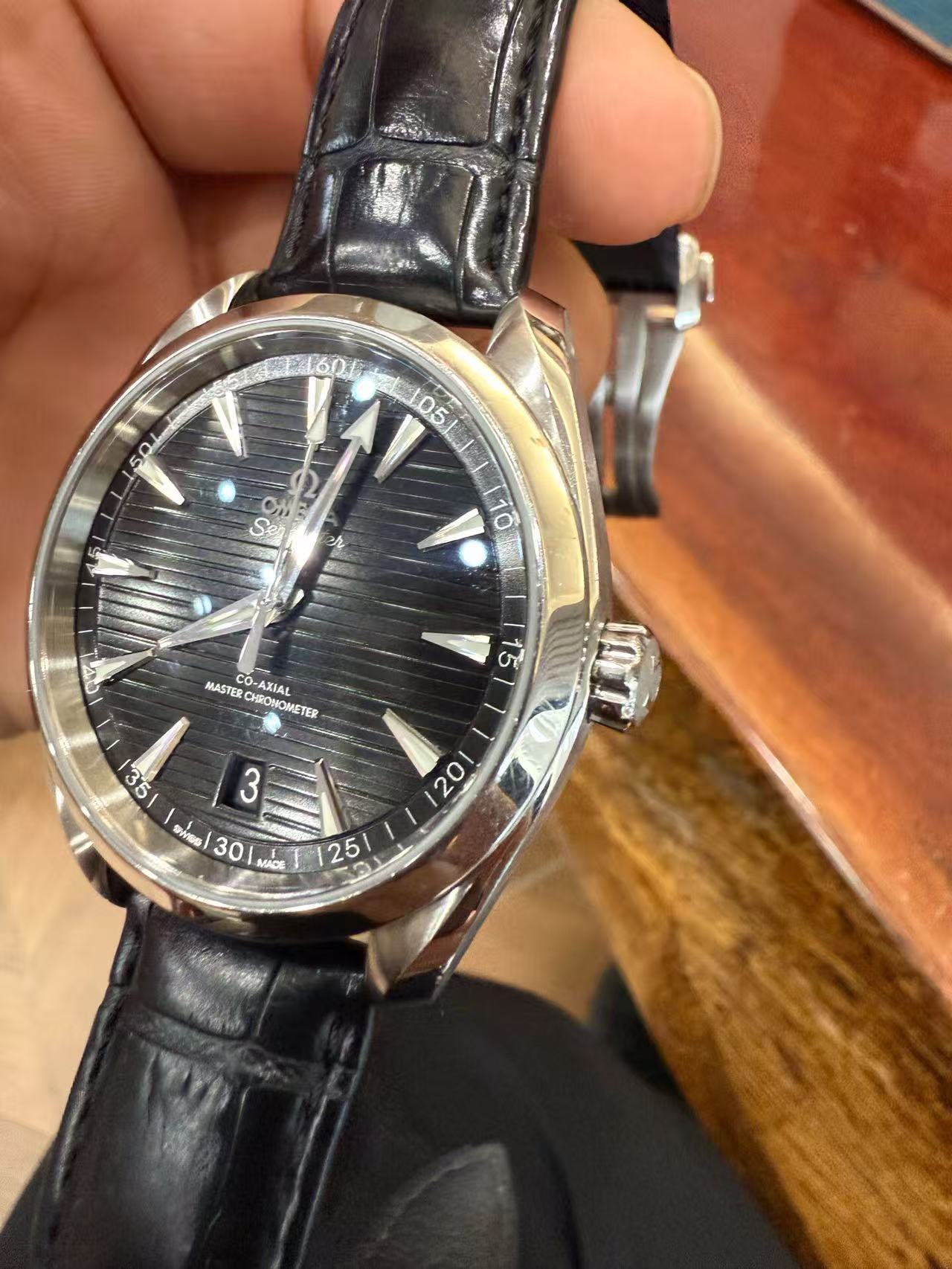 Omega 220.13.41.21.01.001 detail 2